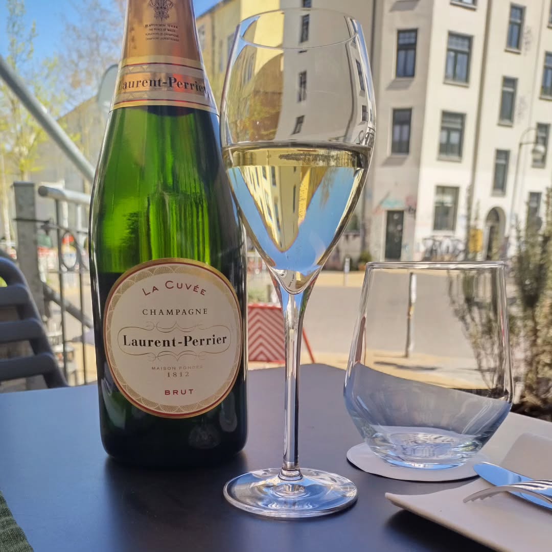 #champange geht immer, oder? 🍾 Der besondere Tag (für den so eine Flasche gerne mal aufgehoben wird) ist eigentlich genau heute: bestes Wetter und eisgekühlter Champagner auf der Terrasse. 🥂
Wir freuen uns auf Euch!
/Mara
P.S. beste Begleiter zum Champagner (oder Cremant/Sekt/Cava) sind übrigens Pommes 😉 Salzige und fettige Aromen von Frittiertem harmonieren super mit knackiger frische und kühler Säure im Champagner.
#rostockrestaurant #terrasseparisienne #frenchrestaurant #enjoylife❤️