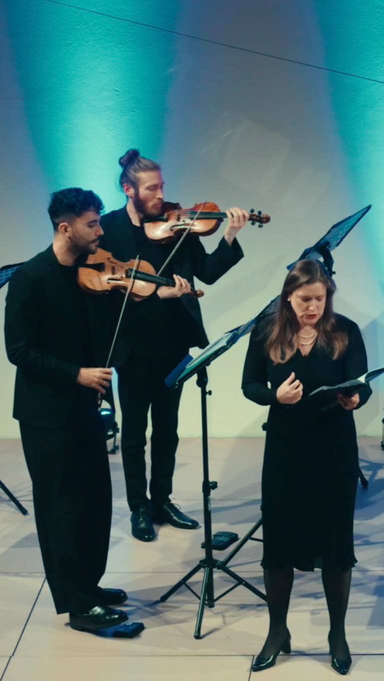 ✨ Eine schöne Erinnerung an SF7 mit “LADY LUMINARIES II – Koryphäen und Composer-Performerinnen der Klassik” im vergangenen November.
Danke an @luxstudioproductions für den Trailer – und an alle beteiligten Musiker:innen für diesen intensiven, leuchtenden Konzertabend!
SONUS FEMINÆ geht weiter:
📅 9. & 10. Mai
📍 Villa Elisabeth, Invalidenstraße 3, 10115 Berlin
🎟️ Tickets via Biolink
Kommt vorbei – wir freuen uns auf euch!
@st.elisabeth.villaelisabeth @miakoklein @jia.keys @proteanquartet @javier.aguilar.bruno @edikot @ricardogilsanchez @bruno.hurtado.gosalvez @semgurevich @noelia.melcruz @marghelu90 @meravimusic @kili_kit_ty
#sonusfeminae #femalecomposers #womeninearlymusic #altemusik #earlymusic