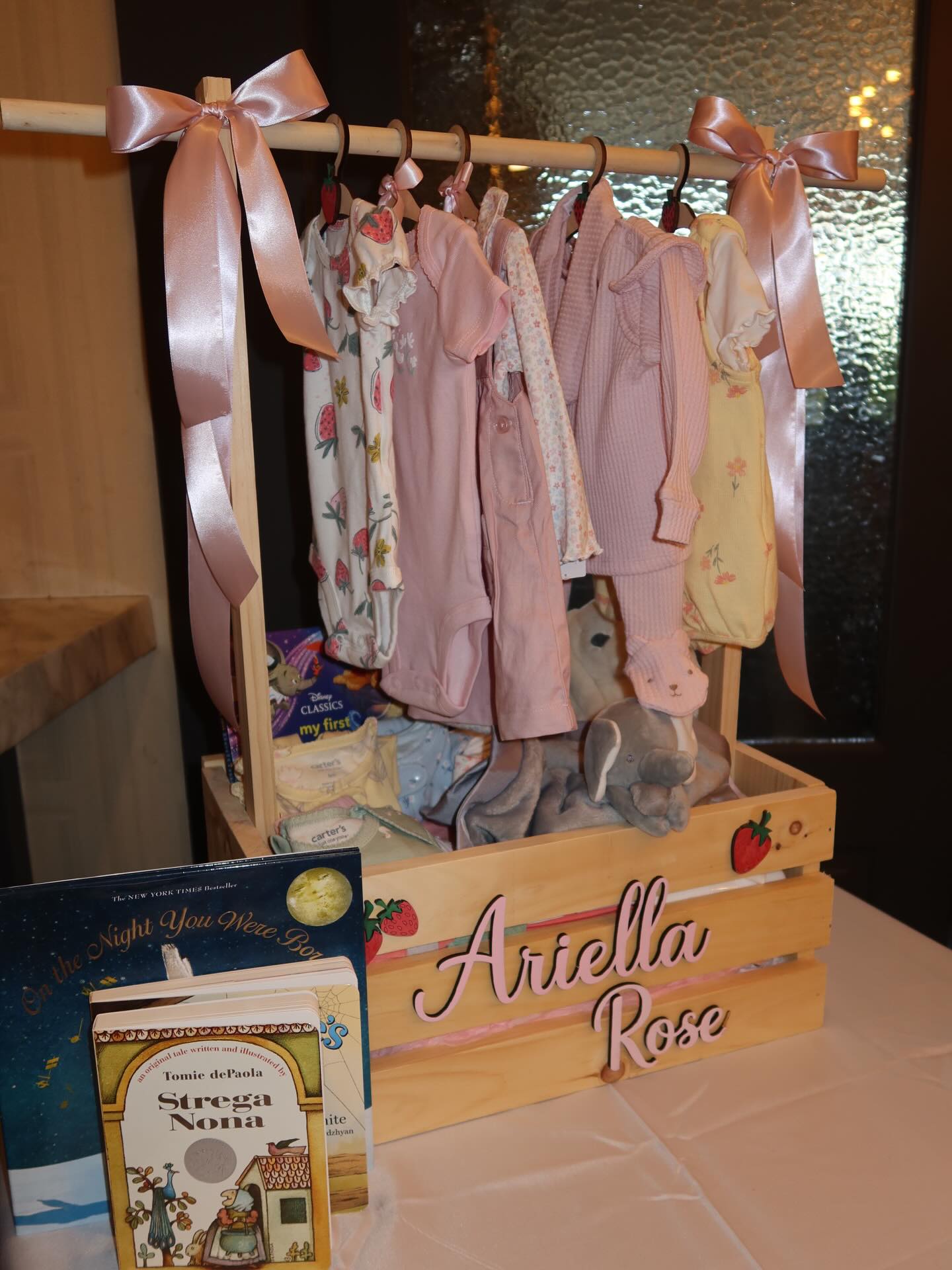 Custom wood baby basket for Ariella Rose! Congratulations @cristinamlopez__ on a beautiful baby shower 🍼