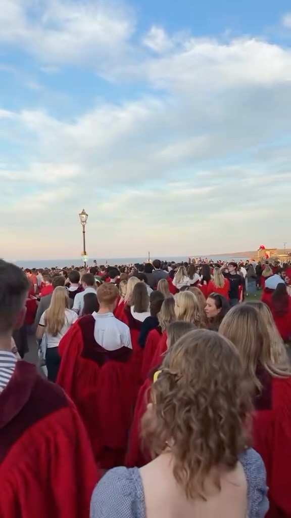The night before the May Dip 🌊
A long-standing University of St Andrews tradition, the Gaudie sees students walk the pier by torchlight in memory of John Honey — a student who, in 1800, rescued five sailors from a shipwreck off East Sands
#standrews