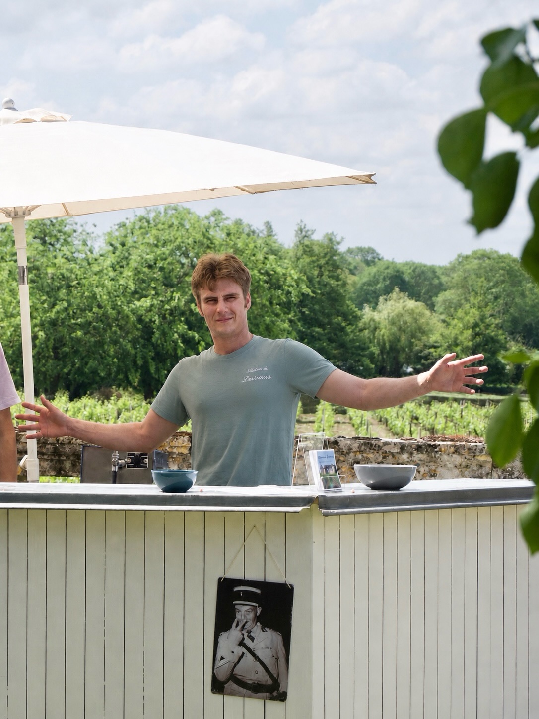 Encore un superbe weekend de fête à Lescours pour ces portes ouvertes 2026 🍷
Merci à tous d’être venus partager ce moment avec nous. Ca nous fait chaud au cœur et ça nous motive pour le futur !
Et merci aussi à nos partenaires et amis venus nous prêter main forte pour vous accueillir avec simplicité et générosité. Vous nous avez sacrément aidé.
On espère vous revoir l’année prochaine encore plus nombreux. À très vite !
***
Another fantastic weekend of festivities in Lescours for the 2026 Saint-Emilion open gates ! 🍷
Thank you all for coming to share this moment with us. It warms our hearts and motivates us for the future!
And thank you also to our partners and friends who came to lend a hand in welcoming you with such warmth and generosity. You were a huge help.
We hope to see even more of you next year. See you soon!