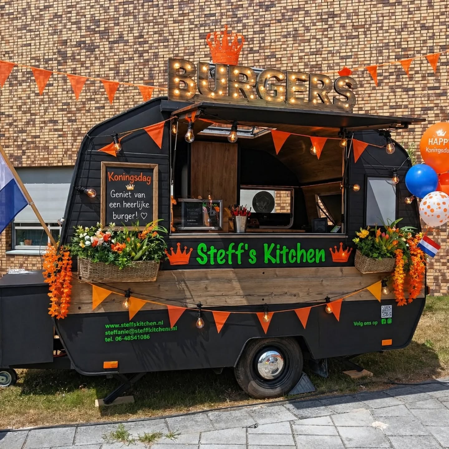 Vandaag staan we op de markt in Middelburg tijdens Koningsdag 👑🧡
Achter de schermen verzorgen wij een heerlijke maaltijd voor alle vrijwilligers, crew en artiesten 💚
Terwijl zij alles in goede banen leiden en zorgen voor een geweldige sfeer, zorgen wij dat iedereen goed kan eten 🔥
Trots dat we onderdeel mogen zijn van deze feestelijke dag!
Vier jij Koningsdag ook in Middelburg? Kom gezellig langs 👋