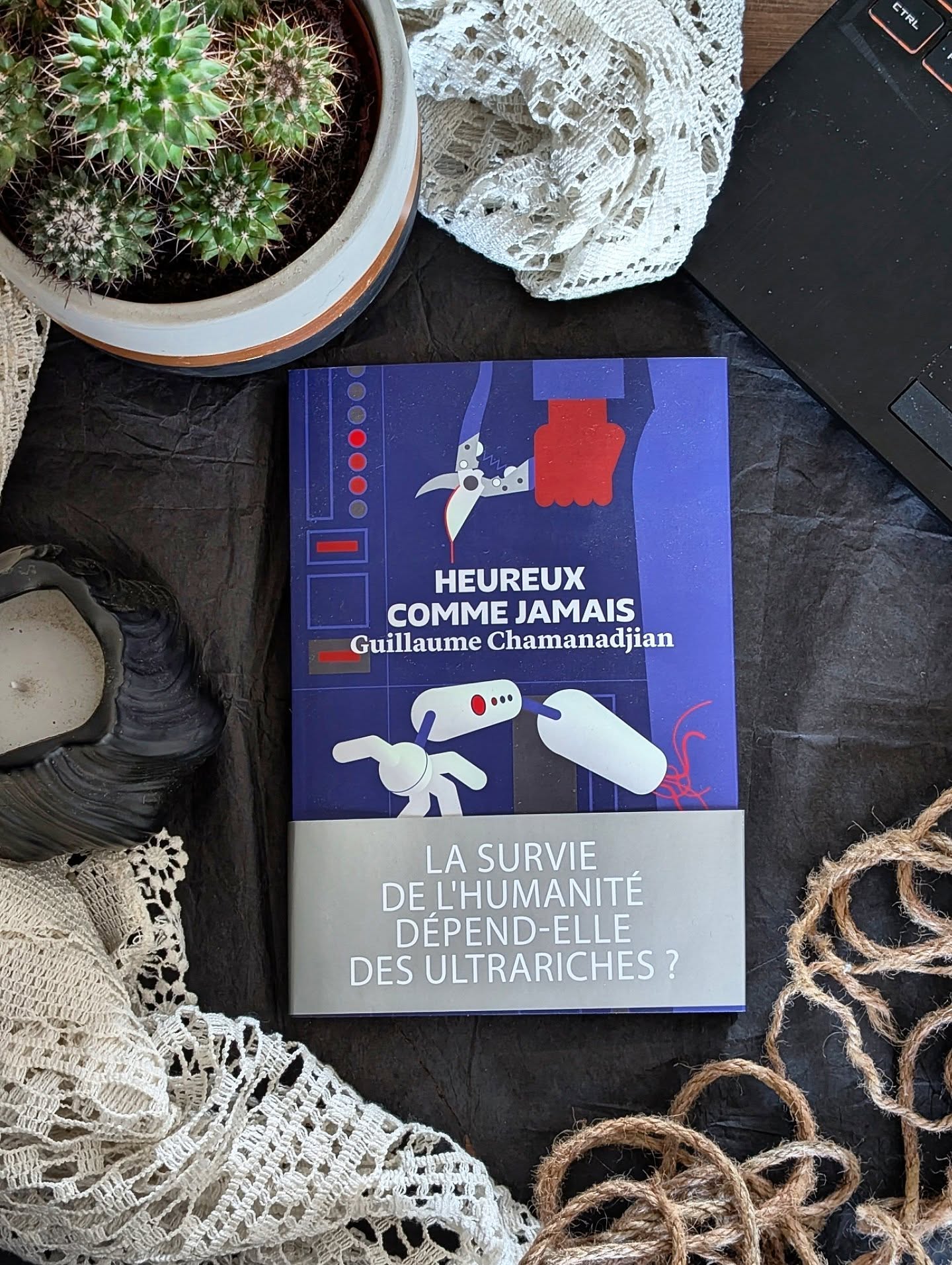 ✨ Heureux comme jamais - Guillaume Chamanadjian ✨
Et si les ultra-riches quittaient la Terre pour aller reconstruire leur petit monde ailleurs… sans jamais vraiment changer ? C’est exactement le point de départ de ce roman.
Bienvenue à bord du Space Dragon, un immense vaisseau censé transporter les derniers survivants vers Callisto. Quand on parle de survivants, on devrait plutôt parler ici d’ultra-riches qui ont acheté leur place pour fuir une Terre condamnée.
Au milieu d’eux, deux exceptions : un ingénieur et sa fille, Noah, qui ont grandi dans les entrailles du vaisseau. Quand son père tombe malade, Noah prend le relais, avec comme unique compagnon une IA sarcastique.
Tout se passe relativement bien… jusqu’au jour où tout bascule lorsqu’elle réceptionne un message venu de la Terre. Et si la mort annoncée de la planète mère n’était pas si définitive ?
Ce que j’ai aimé ici, c’est le côté satirique de l’histoire. On ne cherche pas à coller au réalisme, ni à entrer dans l’aspect purement technique. Le but est ailleurs : jouer avec l’absurdité, parfois même le ridicule, de la pensée des ultra-riches. Et c’est justement là que réside le vrai cœur du récit : l’étude du microcosme d’une élite persuadée d’être indispensable.
C’est aussi un portrait assez sombre de cette classe sociale, car on y découvre jusqu’où ils sont prêts à aller pour conserver leur place et leur pouvoir, même lorsque tout chavire.
La plume est fine, pleine d’humour, et elle tape juste à de nombreux endroits. C’est un savant mélange entre divertissement et critique sociale, et je crois que parfois, ça fait du bien de lire ce genre d’histoire.
Le récit est relativement court, d’ailleurs. Ce n’est pas un point négatif, simplement un constat. Il se lit facilement en une après-midi, avec quelques pauses.
En bref, je dirais que c’est une science-fiction plaisante, qui cache derrière son décor spatial une véritable fable politique sur notre époque.
Je la recommande à celles et ceux qui veulent sortir des sentiers battus et découvrir la plume pleine de finesse de Guillaume Chamanadjian.
À lire chez @auxforgesdevulcain !
#Bookstagram #HeureuxCommeJamais #GuillaumeChamanadjian #Sff #books