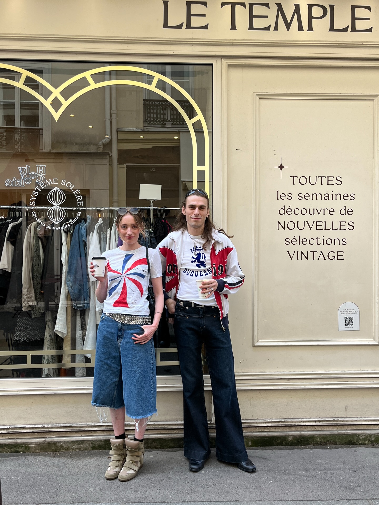 AVRIL CHEZ SYSTÈME SOLÈRE 🌞
1. Matchy matchy 👯
2-4. Nos clients sont les plus stylés
5. Shooting improvisé
6. Tout part en vrille
7. Attention travaux 🚧
8. Système Solère only
9-10. Cuties 😍
#boutiquevintage #boutiquevintageparis #friperieparis where to shop in Paris parisian vintage shop parisian thrift shop bonne adresse shopping Paris