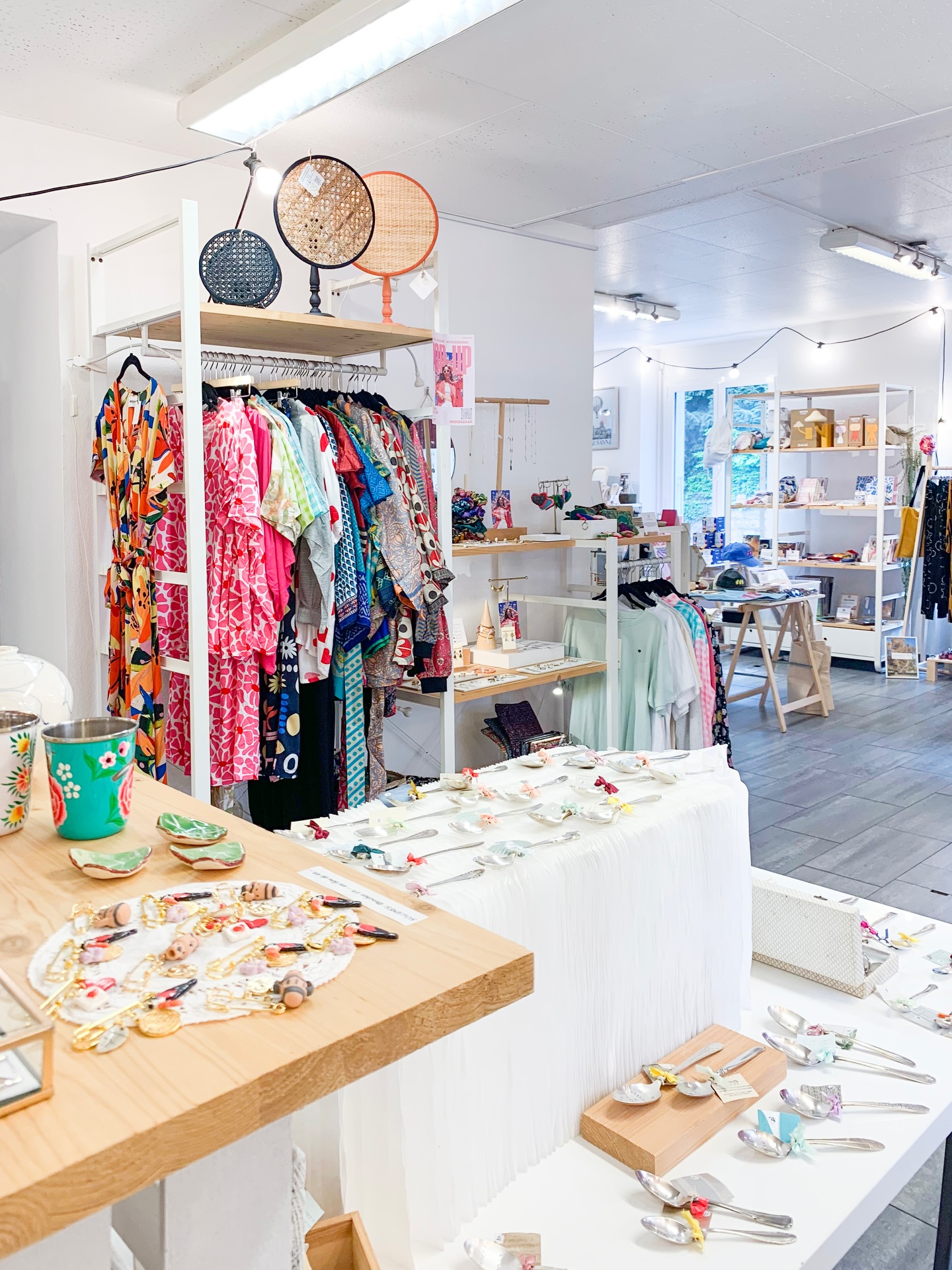 Demain tu passes à la boutique? Pour ce 1er mai, c’est trois nouvelles créateurices qui sont à découvrir 💕
Notre équipe bénévole t’accueille du mardi au vendredi de 11h à 18h30 et le samedi de 10h30 à 17h30 🔥
