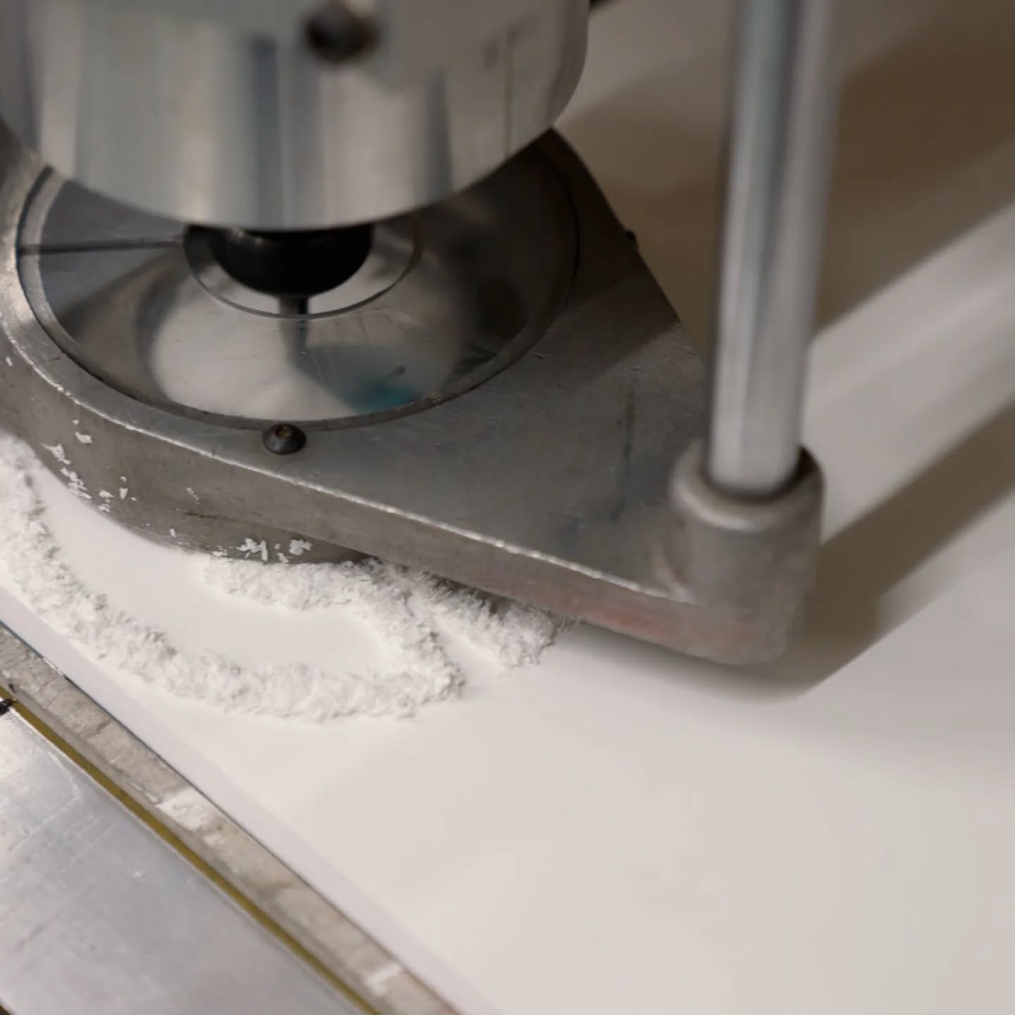 Que ce soit pour la découpe, le fraisage ou le gravage, nous travaillons une large gamme de matériaux : bois, plastiques, composites et plus encore. Notre équipement garantit des finitions propres, répétables et adaptées aux exigences les plus élevées.