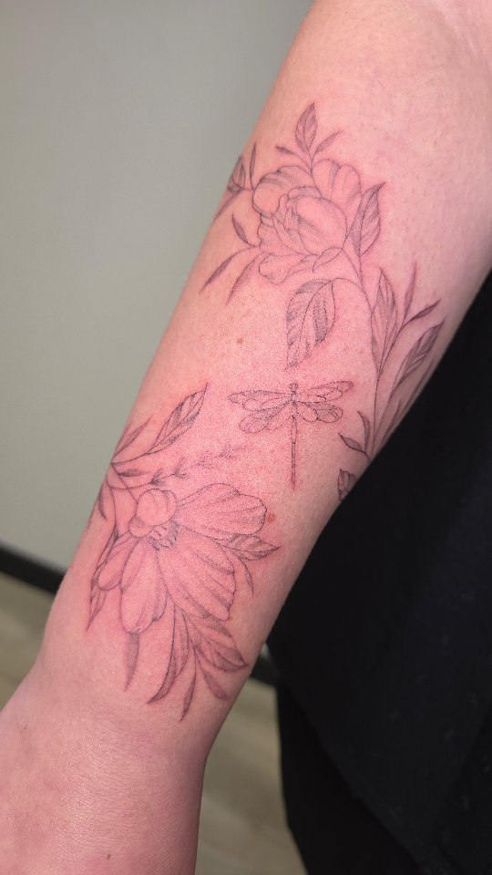 licht, gedetailleerd en vol betekenis. Zou jij voor zo’n stijl gaan?
#finelinetattoo
#flowertattoo
#dragonflytattoo
#tattooideas
#tattoolovers