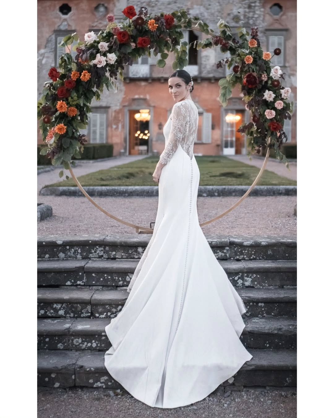 Inauguro la stagione 2026 con il bellissimo matrimonio di Marica @mariquelle e Paolo @pao.lo.pomo in @villa_malliana.
Abbiamo fatto un veloce shooting di 20 minuti e loro si sono totalmente fidati di me.
Amo questi scatti, fammi sapere se piacciono anche a te qui nei commenti 😀
a breve altri scatti 😎
grazie anche a tutti gli altri fornitori
abito sposa @atelieremebergamo
make up @ambramarziani.bridalmua
hairstylist @kiara_deva_
celebrante @celebrante_corrado_cacioli
musica @quartettoarkimia
fiori @_redifiori_
#fotografodimatrimonio
#italianweddingstyle #italianweddingplanner