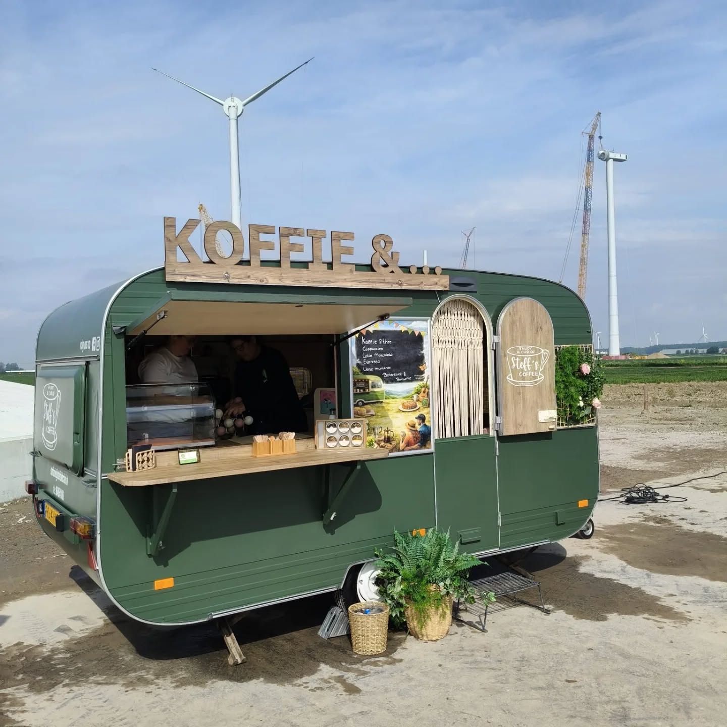 ☕🌿 Vandaag staan wij met onze koffie foodtruck op de open dag van een gloednieuw windmolenpark, in opdracht van Zeeuwind!
Kom gezellig langs en geniet van een heerlijk kopje koffie, thee of een frisse verse muntthee. Natuurlijk hebben we ook iets lekkers voor erbij: versgebakken boterkoek en brownies in verschillende smaken 🍰