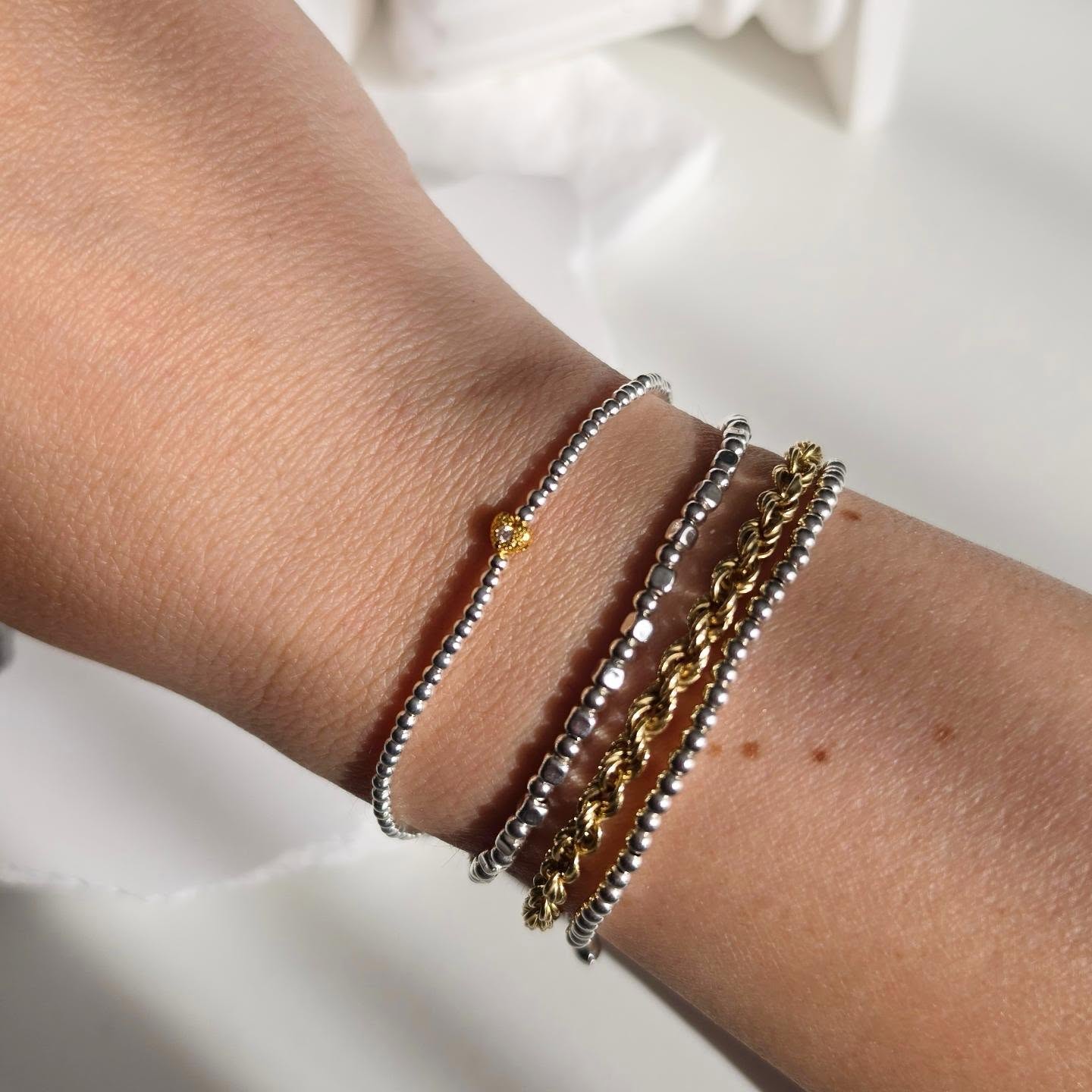 Dieses filigrane Armband aus Sterling Silber 925 überzeugt durch seine schlichte Eleganz und hochwertige Verarbeitung.
💛 Highlight: Das kleine Herz-Element ist ebenfalls aus 925 Sterling Silber gefertigt und zusätzlich mit 14 Karat vergoldet – ein dezenter, warmer Akzent mit besonderer Bedeutung.
• 925 Sterling Silber
• Herzdetail 14K vergoldet
• Stretch Armband
• Perfekt zum Kombinieren
Ein wunderschönes Schmuckstück – auch ideal als Geschenk für einen besonderen Menschen.
#schmuckliebe #sterlingsilber #goldakzent #minimalistisch #armband