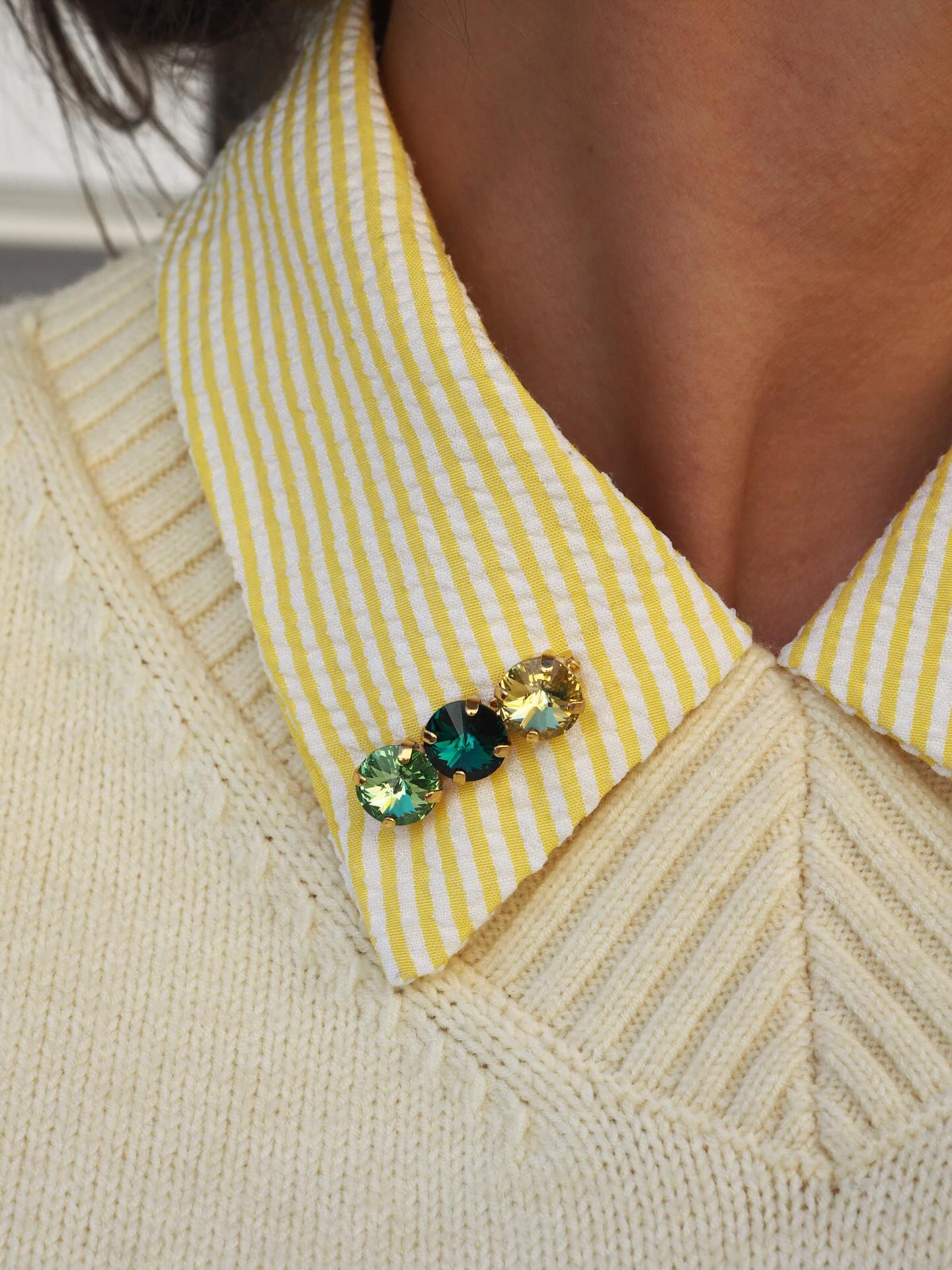 Har du kastet deg på brosje-trenden enda? ✨ Her kommer 10 måter du kan løfte antrekket med brosjer 👏🏼
1. På kragen 👕 Enten på begge sider for symmertri eller på én som her
2. På skjerfet🧣Her kan du leke deg med uendelige kombinasjoner. Her er brosjen brukt som knute
3. Pynt hodeplagget👒🧢 Enten du bruker solhatt, caps, annen hatt, lue eller pannebånd kan brosjen festes og gi en fin detalj.
4. På buksa 👖I belte-hempene, i lommer foran og bak, nedover beinet. Kun fantasien setter grenser.
5. Genserermet som et armbånd
6. Bruk som en spenne i håret. De holder ikke håret på plass, men kan festes som pynt ✨
7. Kragen på blazere eller jakker
8. På brystet enten du har på deg gensere, t-skjorte eller skjorter
9. Pynt veska 👜
10. Nederst på genseren, spesielt hvis du har en skjorte under som fortjener å syntes.
Har du andre tips til hvordan man kan bruke brosje? 👏🏼 legg igjen en kommentar under 🙏🏼