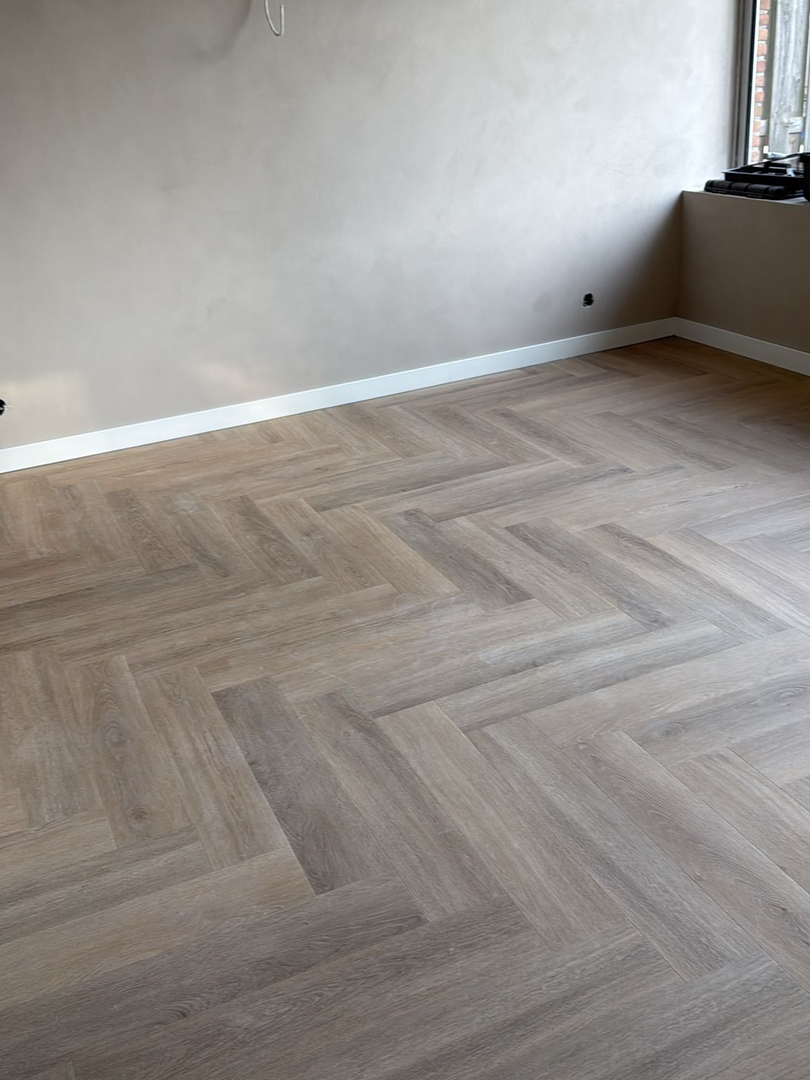 Net even anders dan de standaard visgraat ✨
Dit PVC is gelegd in een elleboogpatroon en geeft de ruimte direct een speels en eigen karakter. De lijnen zorgen voor beweging, terwijl de rustige kleur juist balans brengt.
Een mooie keuze voor wie nét iets anders wil, maar wel tijdloos wil blijven. Wat vind jij van dit patroon?