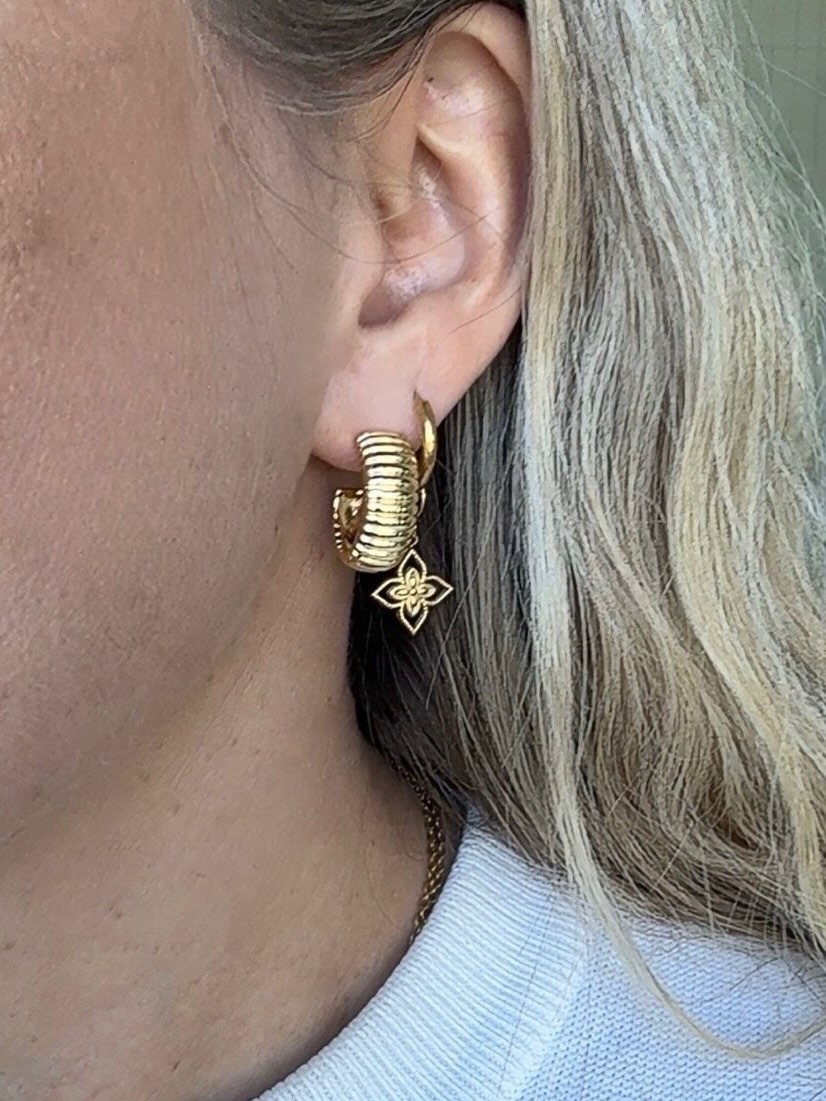 Loving our new Hollie Earrings! Perfect to wear everyday and so easy to style! Light weight, hypoallergenic, tarnished free! Thick layers 18K gold plating on stainless steel…. Obsessed 😍