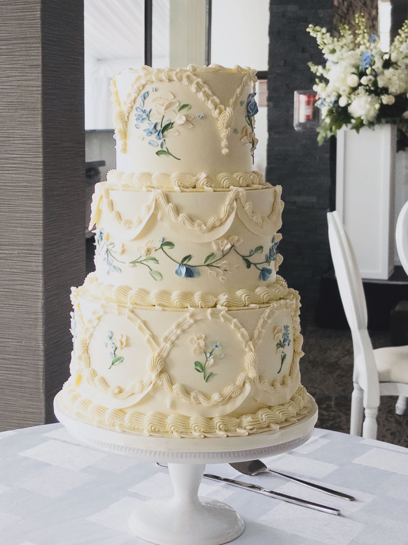 Vintage beauty for Katherina & Bryan 💙
#torontoweddings #torontoweddingcakes #vintageweddingcake #floralweddingcake #buttercreamweddingcake