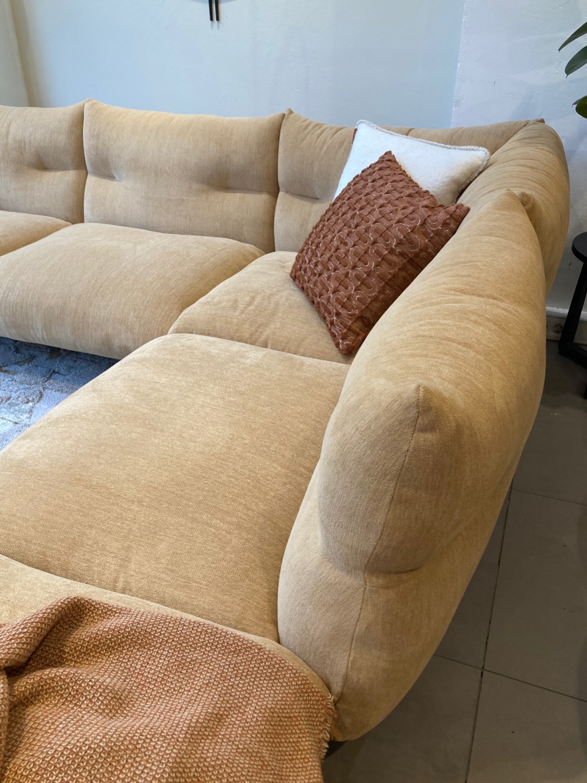 A sofa that feels as good as it looks,
and a few inspiring moments collected over the past months.
Always observing, always learning.
#interiordesign #sofastyle #homedecor #interiorinspiration #cozyhome