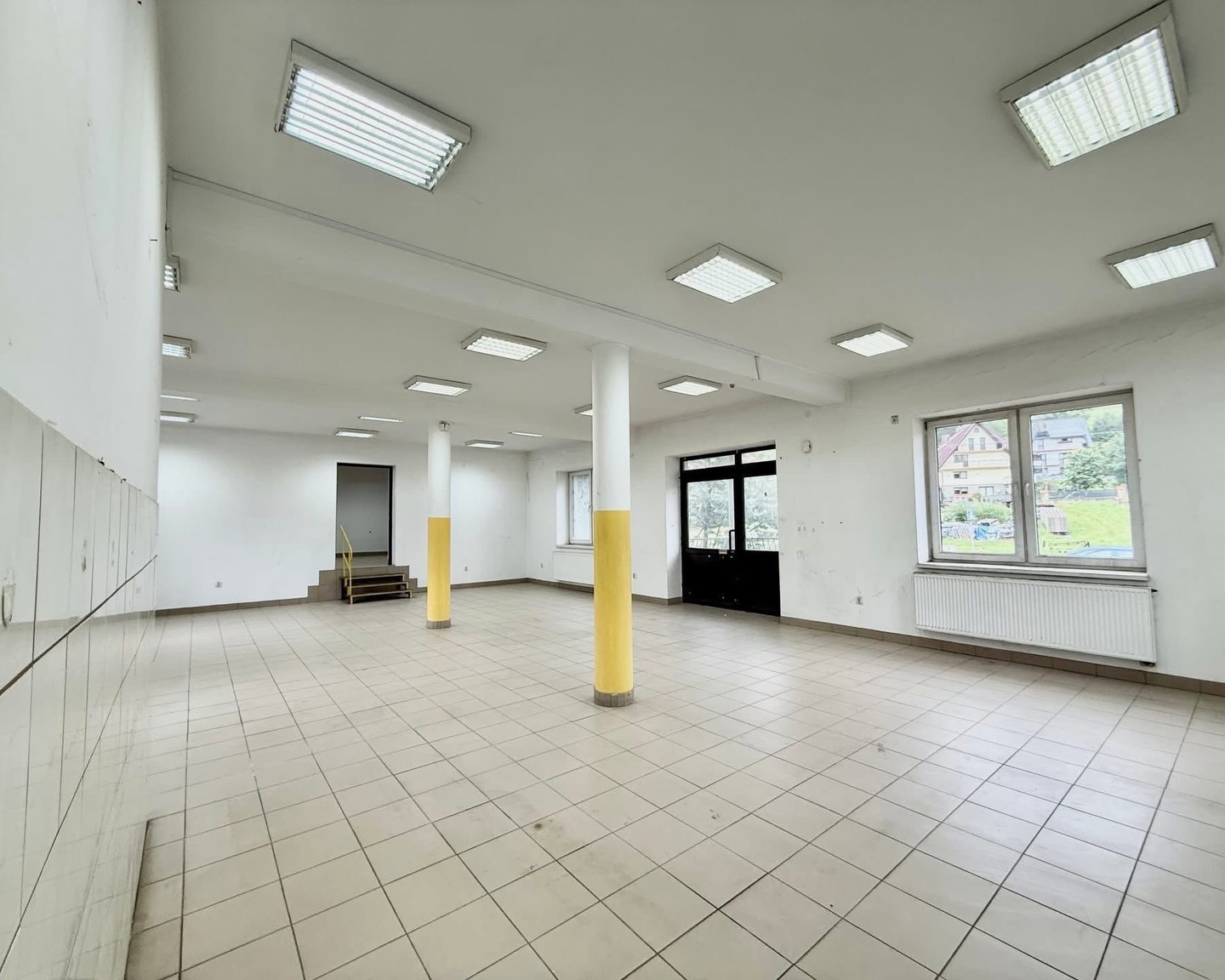 🎯DUŻA POWIERZCHNIA DO WYNAJĘCIA🏢🎯
💰Czynsz najmu: 3 900 zł / miesiąc
📍 Lubień, powiat myślenicki (między Krakowem a Zakopanem)🏡 3-kondygnacyjny budynek usługowo - handlowy, duży Parking 🚛🚗
Powierzchnia budynku: 188 m²📏 Powierzchnia działki: 1305 m²🛋️ 6 pokoi💸 Idealny pod sklep typu Żabka, sklep, biura, usługi lub wynajem🛏️
Świetna lokalizacja przy głównej drodze, w pierwszej linii zabudowy, na skrzyżowaniu trzech ulic, zapewnia doskonałą widoczność i ogromny potencjał komercyjny.
🎁 DODATKOWY ATUT: Właściciel przewiduje dodatkowe pokrycie kosztów adaptacyjnych w rozliczeniu czynszu – nawet do 2 miesięcy, co daje świetny start dla nowego najemcy.
🏠 UKŁAD BUDYNKU:
PRZYZIEMIE:• Pomieszczenia gospodarcze• Garaż w bryle budynku• Wejście wewnętrzne na piętro
WYSOKI PARTER (część usługowa):• Osobne wejście od frontu• Główna sala sprzedażowa: 11 m x 7 m (77 m²), wysokość ponad 3 m• Pomieszczenie socjalne / zaplecze: 3,7 m x 2,7 m• Bardzo dobrze doświetlone wnętrza• Idealne pod Żabkę, sklep spożywczy, salon usługowy, biuro, gabinety lub siedzibę firmy
PODDASZE:• Pokoje z łazienkami w stanie surowym (ścianki GK)• Rozprowadzone ogrzewanie podłogowe• Idealna przestrzeń pod biura, wynajem krótkoterminowy lub pokoje pracownicze
🪵 STODOŁA – OPCJA ADAPTACJI:Na działce znajduje się również drewniana stodoła – do remontu, adaptacji (np. showroom, mała gastronomia, magazyn) lub według własnej koncepcji biznesowej.
🧱 ATUTY TECHNICZNE:
✔️ Wszystkie media: prąd, gaz, kanalizacja, woda miejska✔️ Ogrzewanie gazowe + podłogowe✔️ Dach: blachodachówka✔️ Solidny budynek z cegły
Lubień – miejscowość położona przy trasie Zakopianka, z szybkim dojazdem do Myślenic, Rabki, Nowego Targu. Bardzo dobra ekspozycja od drogi, duży ruch lokalny i turystyczny. W pobliżu szkoła, sklepy, przystanki, zabudowa usługowa.
📞 Zadzwoń – umów się na prezentację i poznaj potencjał tej nieruchomości! Zacznij tu swój biznes. Nie czekaj, zanim zrobi to ktoś inny.
✨ Każda oferta naszego biura jest na wyłączność.
📍 Mszana Dolna, ul. Starowiejska 4C
☎️ tel. 798 370 312
📩 anna@apexkoncept.pl
📲 apexkoncept.pl