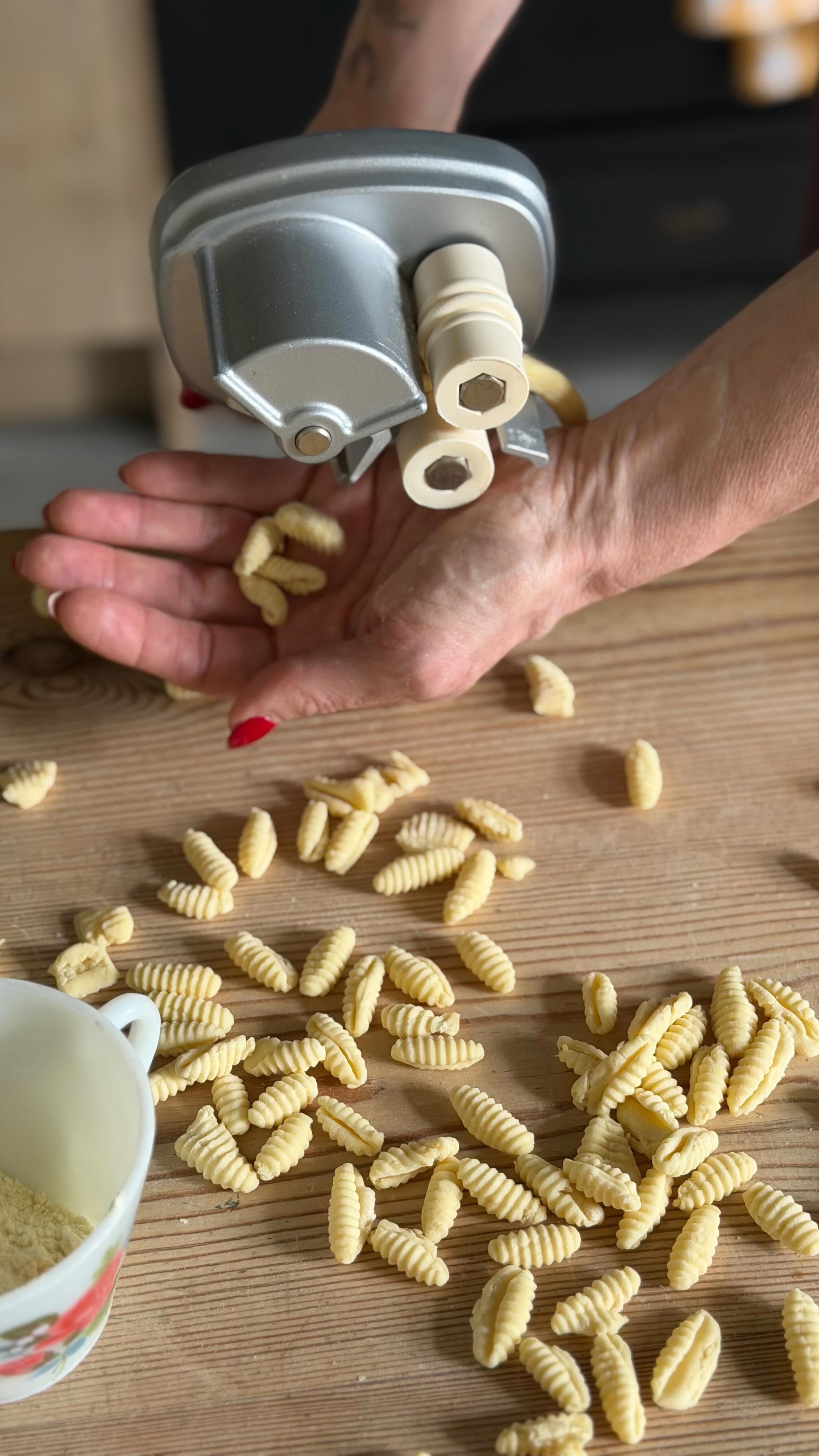 New pasta toy, serious craft 🍝✨
Cavatelli dreams coming to life behind the scenes at MammaLina Cookery School.
Watch pastaia Carmela @the.pastaroom in action as we prep for our Puglia Cookery & Supper Club 🇮🇹🔥
#PastaMaking #pasta #SupperClub #puglia #italianfood