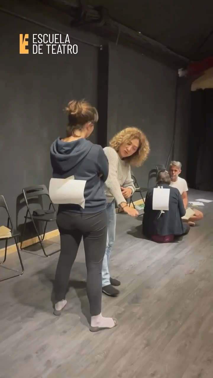 ELEMENTOS DRAMATÚRGICOS 📖
Cuerpo, voz y emoción dialogando.
La escena respira cuando dejamos espacio a la espontaneidad, cuando lo inesperado se vuelve verdad.
En nuestra escuela de teatro nos mueve precisamente eso: un espacio cercano, creativo y sin juicios donde cada persona puede explorar, arriesgar y descubrir su propia voz escénica.
Ahí nace lo auténtico: en el riesgo, en la escucha, en el aquí y ahora. 🎭