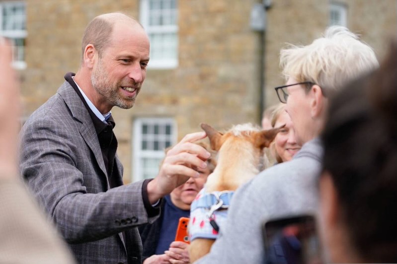 Fabulous to see Prince William in Bainbridge - right outside Johnnies Cottage. Opportunity for him to look at community projects and chat to farmers about their struggles in the industry. I hope he bought some smoked bacon from Hammonds - literally the best bacon in the UK ❤️
Next time, let me know William and you can have the cottage 😄 #princewilliam