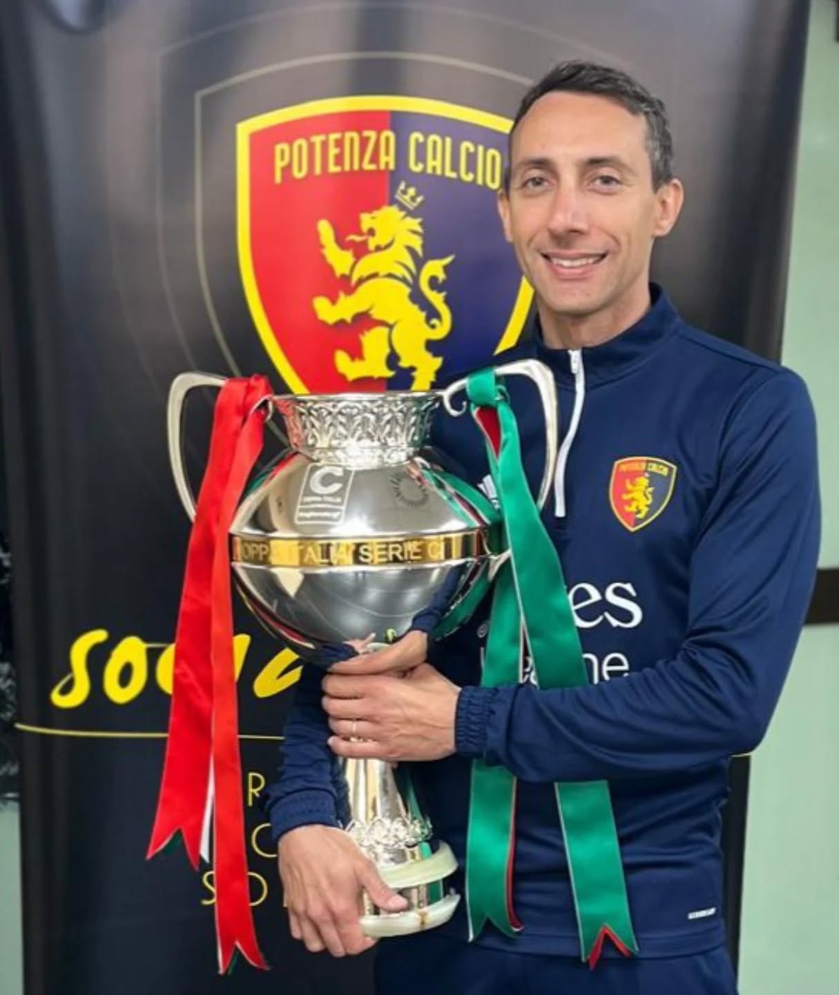 Non è facile descrivere l'emozione che ho provato nel tenere finalmente in mano la coppa..ma ci proverò..
Ci sono traguardi che, quando arrivano, non parlano solo del risultato.
Parlano di tutto quello che c’è stato prima.
Parlano del lavoro fatto ogni giorno.
Delle responsabilità.
Della tensione.
Delle scelte.
Della cura dei dettagli.
Dei momenti più pesanti.
Della capacità di restare lucidi anche quando intorno senti il peso di quello che c’è in palio.
Questa coppa, per me, non è semplicemente una coppa vinta.
È il simbolo di un percorso vissuto con orgoglio e grande coinvolgimento umano e professionale.
Perché nel calcio, come nella vita, le cose belle non arrivano mai per caso.
Arrivano da quello che costruisci nel tempo.
Da quanto riesci ad essere costante.
Da quanto sei disposto a fare bene anche le cose che non si vedono quelle che sembrano non essere importanti..
Da quanto continui a dare valore al lavoro, anche quando nessuno applaude ancora.
Ed è una cosa in cui credo profondamente anche nel mio lavoro da nutrizionista.
Perché, in fondo, che io stia seguendo un atleta o una persona che vuole stare meglio, ritrovare equilibrio o rimettere ordine nella propria alimentazione, il principio non cambia:
i risultati veri non nascono dalla fretta.
Non nascono dalle soluzioni improvvisate.
E non nascono nemmeno dall’illusione di cambiare tutto in pochi giorni.
Nascono dal metodo.
Dalla costanza.
Dalla fiducia.
Dal lavoro fatto bene, un passo alla volta.
Da qui deriva l'emozione di questa immagine..
Perché dentro non ci vedo solo una vittoria.
Ci vedo tutto quello che una vittoria si porta dietro e che spesso gli altri non vedono.
E forse è proprio lì che si costruiscono le cose più importanti.
Orgoglioso di aver fatto parte di questo cammino. 🏆💙❤️
Orgoglioso di essere di supporto a questo gruppo incredibile..❤️
Grazie ragazzi!
#matteopace #biologonutrizionista #potenzacalcio #coppaitaliaseriec #nutrizionesportiva costanza metodo risultati orgoglio lavorodietrolequinte