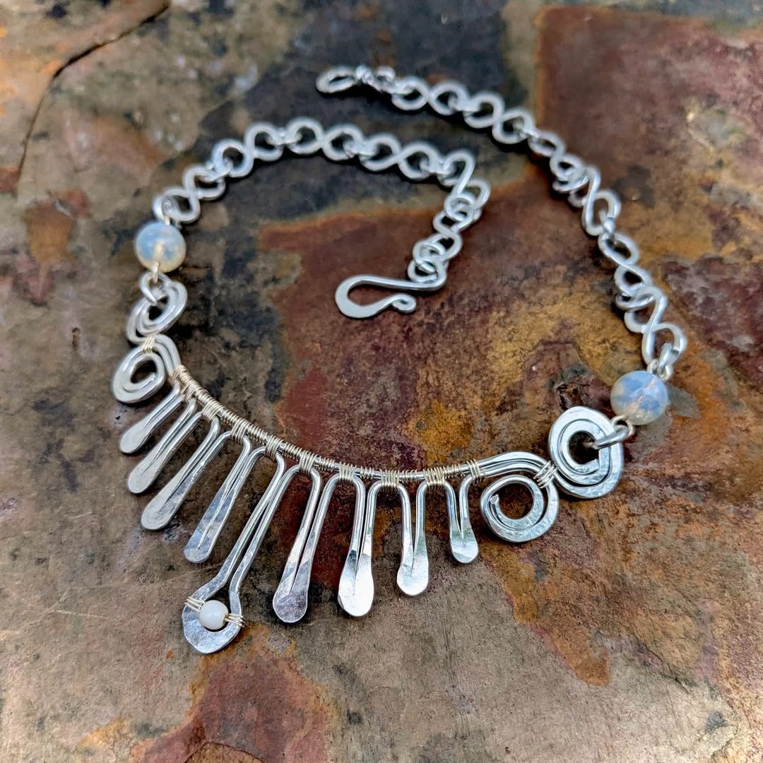 Aluminium Wire 'Sunbeam' Necklace.
You'll find the tutorial on my YouTube Channel: Linda Jones Wire Jewellery β€οΈ
Happy making π