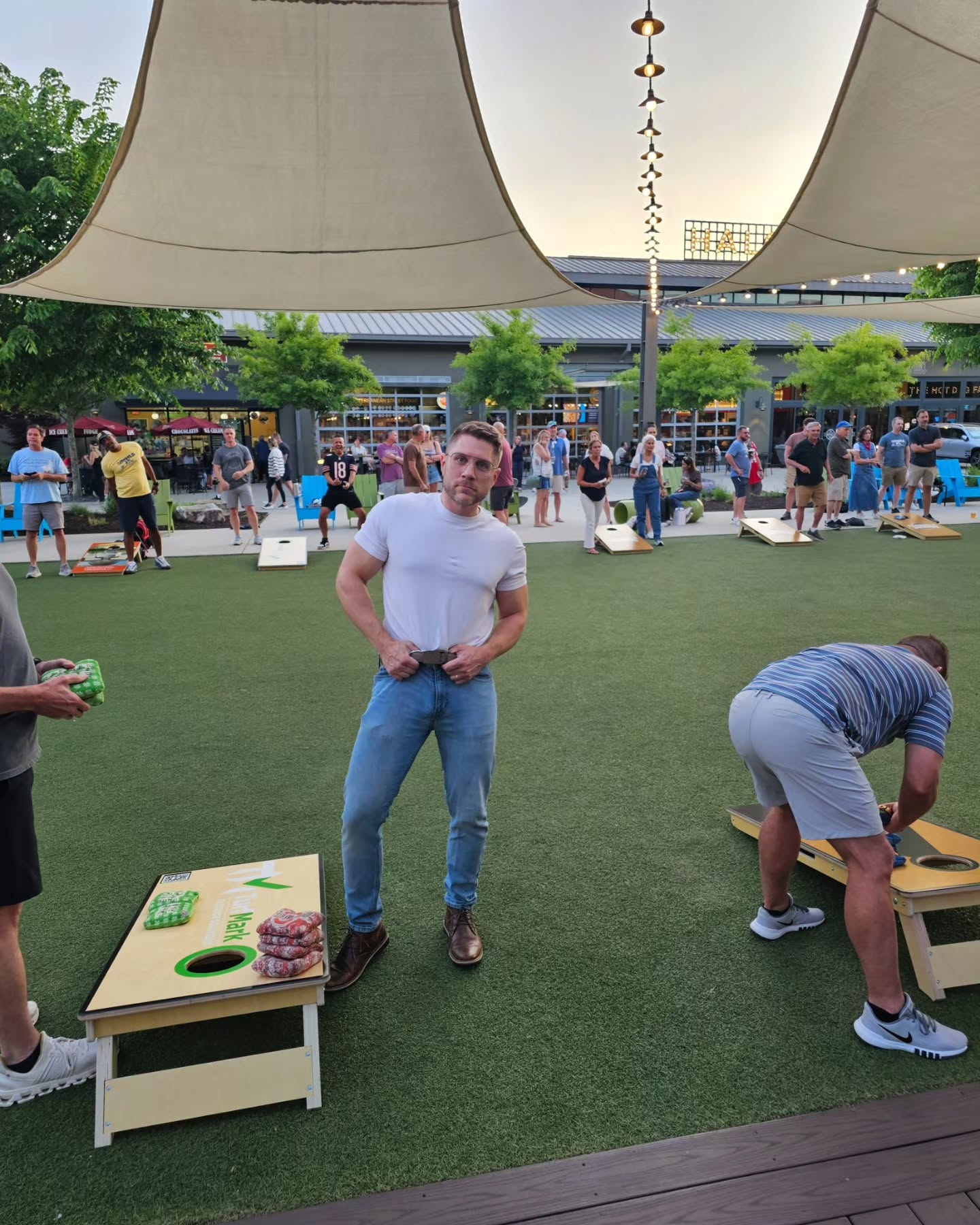 YEE HAW 🤠 Just out here tossing bags during country night, folks.