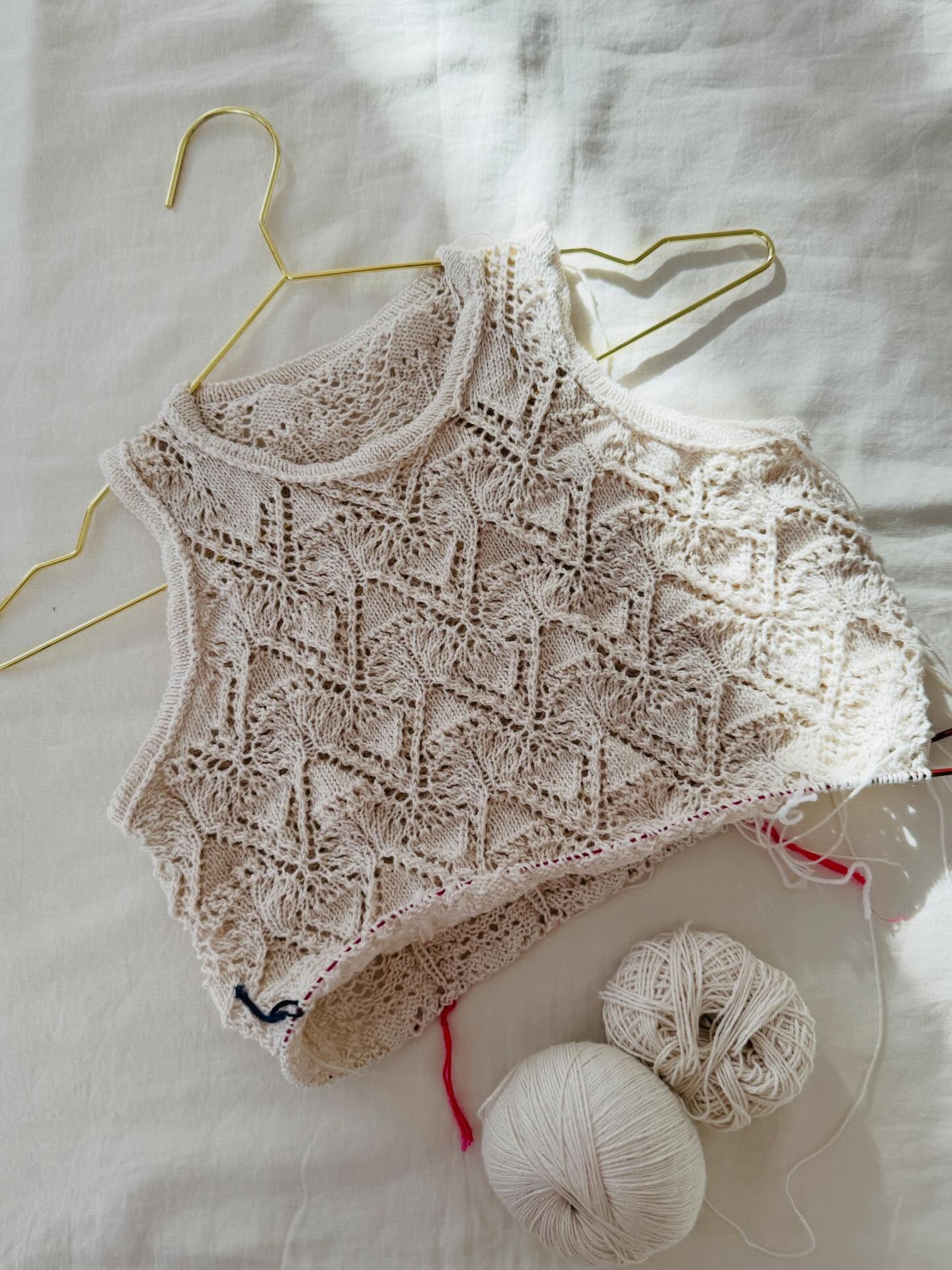 Morning glory for Rodolphe 💗
.
I took the chance of an easy start into the day (because of the weekend) to make the most of the sunlight in my office - because the lace pattern of my #rodolphetop is even more beautiful in the golden morning light ✨
.
There are still a few repetitions of the lace pattern left before I can bind off the body stitches, but I definitely cannot wait to finish and wear it soon 🥰😍 The test knit is coming along nicely and if everything is going to work out, I am looking forward to share the pattern with you by the end of June, just in time for the summer holidays 💗
.
.
.
Pattern in progress by me - Rodolphe Top - and coming by the end of June
.
Yarn: Cotton Merino in the shade Cream by @knittingforolive
.
Advertising
.
#knitting #knittingaddict #knitknitknit #stricken