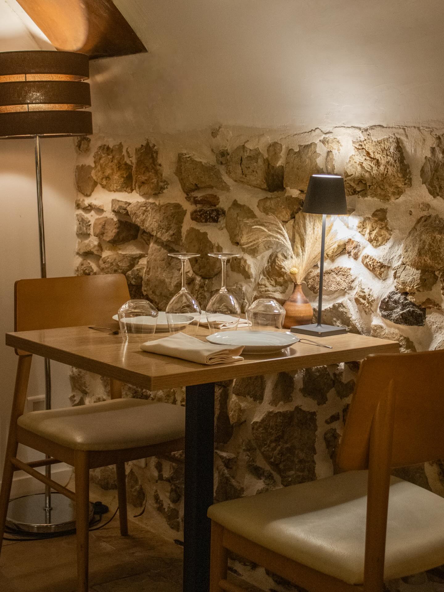 Un lieu plus intime, une atmosphère feutrée… pour savourer la cuisine dans un cadre apaisant ✨
‣ Réservez votre table sur www.larazur.fr