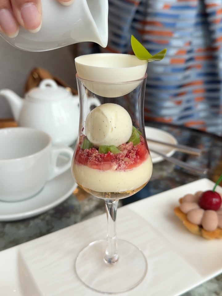 A holiday we now get to add to the calendar ✨🦋 and a little peak into a wonderful Japanese inspired afternoon tea for this spring @fshongkong 🌸 showcasing flavours like sakura, chestnut & cherry, and yuzu. The standout for me though was the glass fraisier and umeshu desert! 🥂