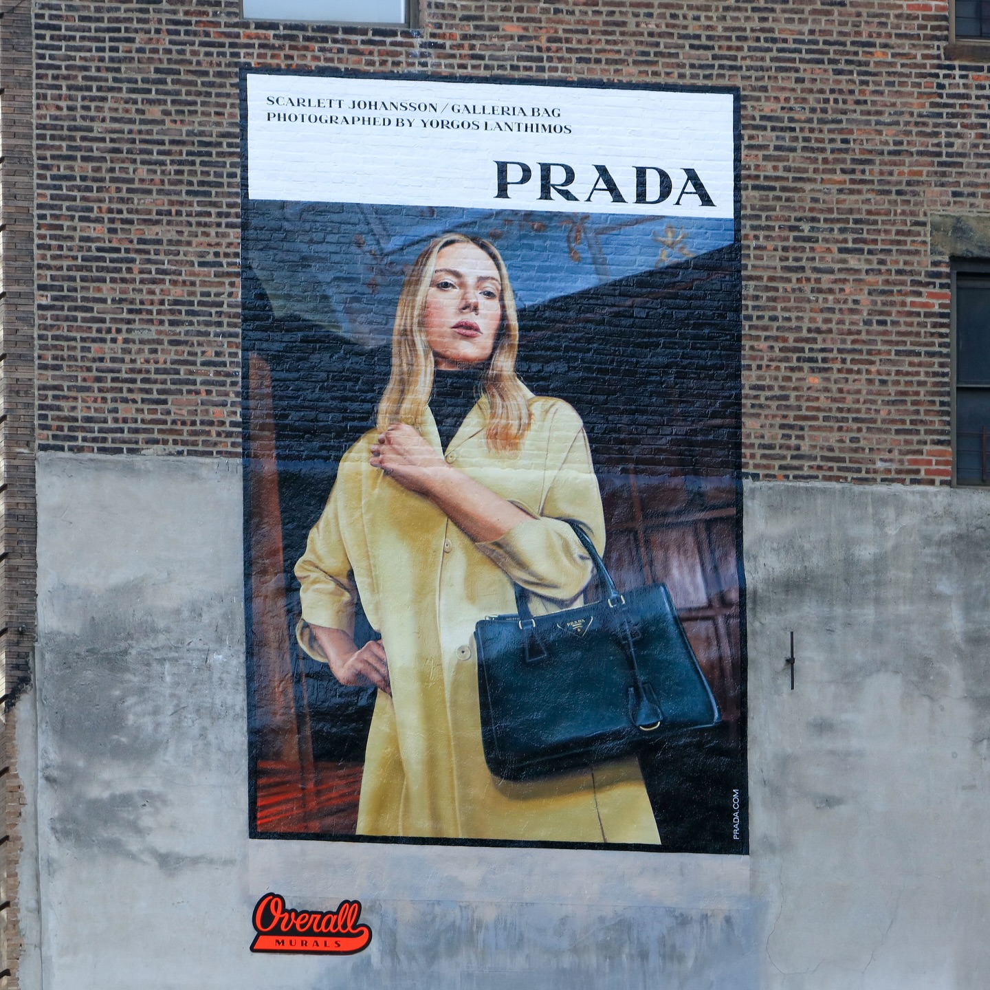 Scarlett stopped us in our tracks @prada
👜💁♀️
🏷️
.
.
.
.
#overallmurals #trusttheprocess #killthepixel #handpaint #casttocoast