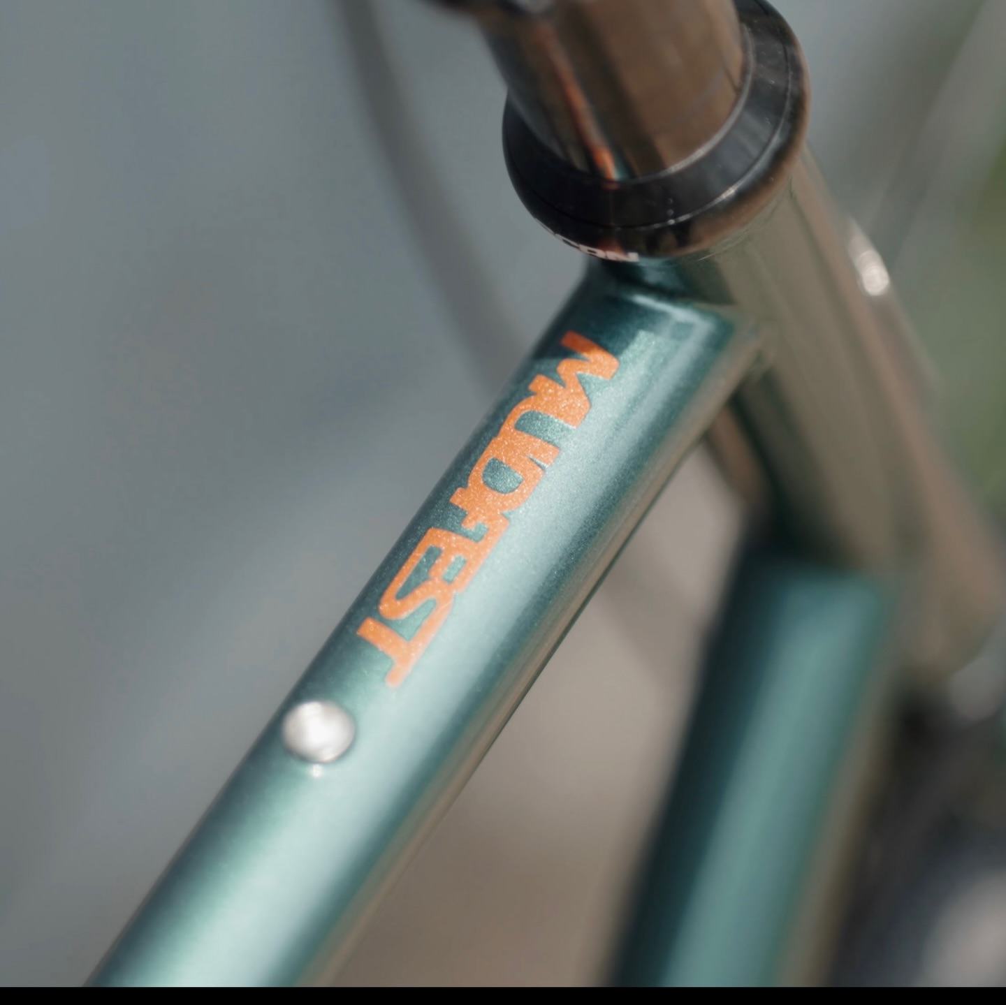 Discover our custom-built #MudfestGravel Bike, designed and built for serious gravel riding, bikepacking, touring, and long-distance endurance riding.
Built around our signature Reynolds steel Mudfest frameset, this all-road gravel machine is engineered for durability, versatility, and long-distance comfort. The platform is equally capable as a fast endurance bikepacking rig and for long-distance randonneuring.
Key Features:
Reynolds Steel Gravel Frameset
Tyre clearance up to 40c with fenders
Flat mount disc brakes for reliable stopping power
Multiple mounts for bikepacking and touring setups
Suitable for randonneuring and endurance riding
Designed for all-road, gravel, and long-distance use
Custom Build Specs:
@microshiftofficial AdventX 1x10 groupset
42T chainring for improved climbing and wide gear range
@juintech cable-actuated disc brakes
@goodyearbike Connector 40c gravel tyres