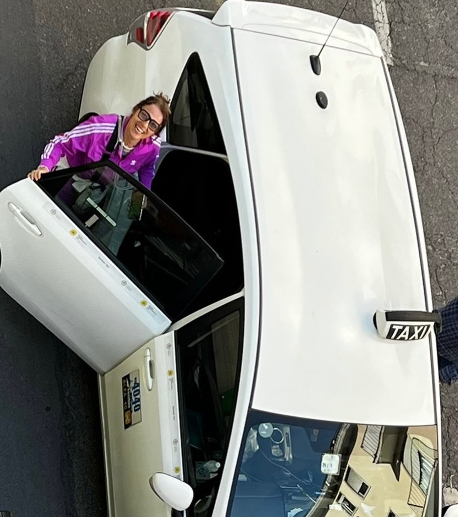 Manchmal sagt ein Blick mehr als tausend Worte.
Wenn meine Gäste mir noch vom Fenster aus nachschauen, während ich ins Taxi steige… dann weiss ich:
Ich habe alles richtig gemacht.
Für mich beginnt persönliche Betreuung nicht erst am Reiseziel – und sie endet auch nicht bei der Abreise.
Ich bin vor, während und nach der Reise da. Immer.
Denn mein Ziel ist nicht nur ein schöner Urlaub. Mein Ziel ist euer Glück.
Und genau dafür liebe ich, was ich tue.
#Reiseliebe #PersönlicheBetreuung #TravelWithHeart #Reiseberatung #Glücksmomente