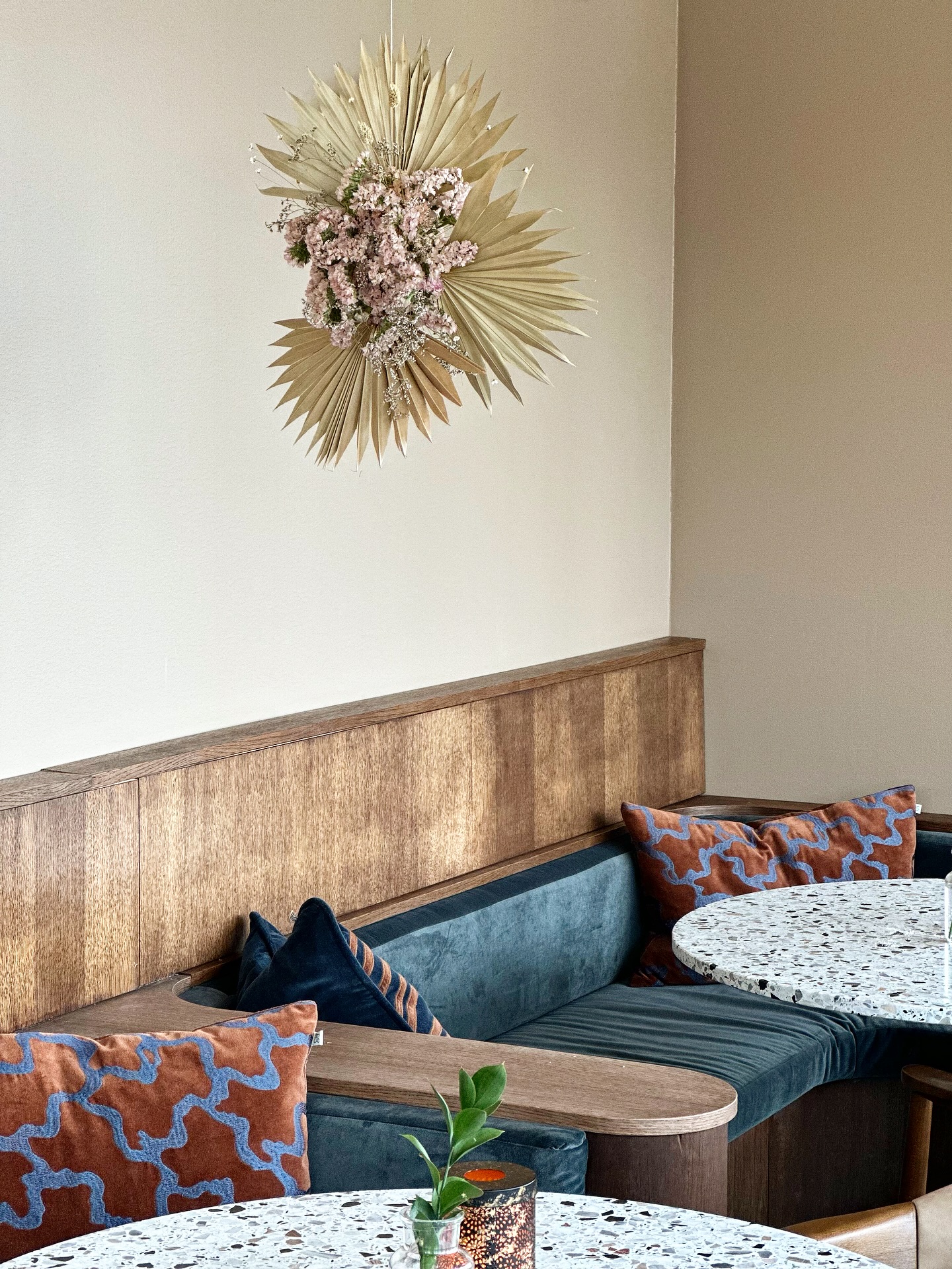 Kreativt uppdrag för Elite Hotel ✨
Blomstermoln som också fungerar som avdelare mellan bord.
Vill du också ha en mer blomstrande känsla på din arbetsplats eller i ditt hem?! Maila info@stjalk.se
Stjalk.se (länk i profilen)
#torkatmoln #blomstermoln #örnsköldsvik #inredare #florist