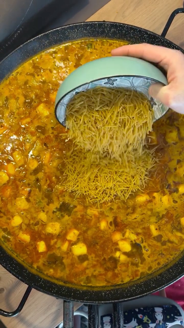 FIDEUÀ MAISON 🇪🇸
Des fideos, des encornets, des crevettes, du chorizo… le tout mijoté avec des poireaux, de l’ail, des oignons et une pointe de vin blanc 😍
On termine avec de la ciboulette fraîche et un aïoli maison 🧄
ET POUR UN APÉRO 100% RÉUSSI :
🔥 Brasucade
🥟 Croquetas au jambon ibérique
🌶 Pimientos de Padrón
🥔 Tortilla au jambon ibérique
🧀 Manchego
#montpellierfood
#traiteurmontpellier
#mariagemontpellier
#evenementielmontpellier
#foodmontpellier