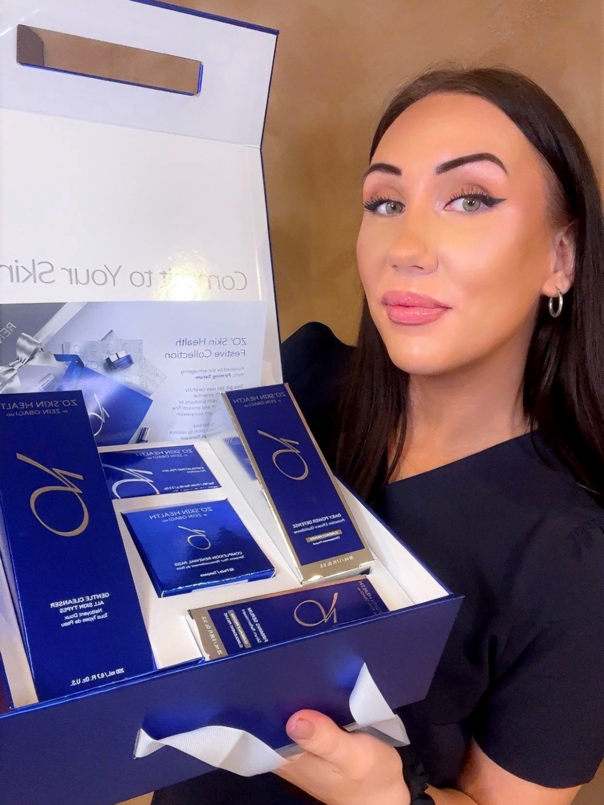 @camilla_skinsation har nettopp fullført et todagers kurs og er nå sertifisert ZO skin health Expert🦋 Det betyr at uansett hvem du kommer til behandling hos på Skinsation - så kommer du til en sertifisert ekspert på serien. 🤓
I den forbindelse slår vi til med en sjelden kampanje neste uke:
ZO Stimulation Peel til KUN 990,- 🤍
🦋 ZO stimulation peel er signaturbehandlingen fra ZO skin health, og er den perfekte «red carpet» behandlingen som passer alle hudtyper og hudtilstander, også før et event som bryllup, konfirmasjon, 17.mai, utdrikningslag, babyshower eller bare en hvilken som helst hverdag som fortjener litt ekstra glam 🦄
Resultatet er en deilig glød, jevnere hudtone, mindre porer og en digg følelse - og behandlingen er ofte kjernen av vår bestselgende hudbehandling SkinGlow 💫
Behandlingen kan utføres som enkeltstående behandling, eller som en kur med hyppige behandlinger. I denne omgang er den kun tilgjengelig for booking i uke 19, så det gjelder å være rask på labben og benytte deg av dette om du ønsker en friskere hud til en fin pris.
📆 Vi har nettopp åpnet for flere timer slik at mange får anledning til å benytte seg av dette. Behandlingen kan med fordel kombineres med Dermapen eller injeksjoner om du ønsker det 💉