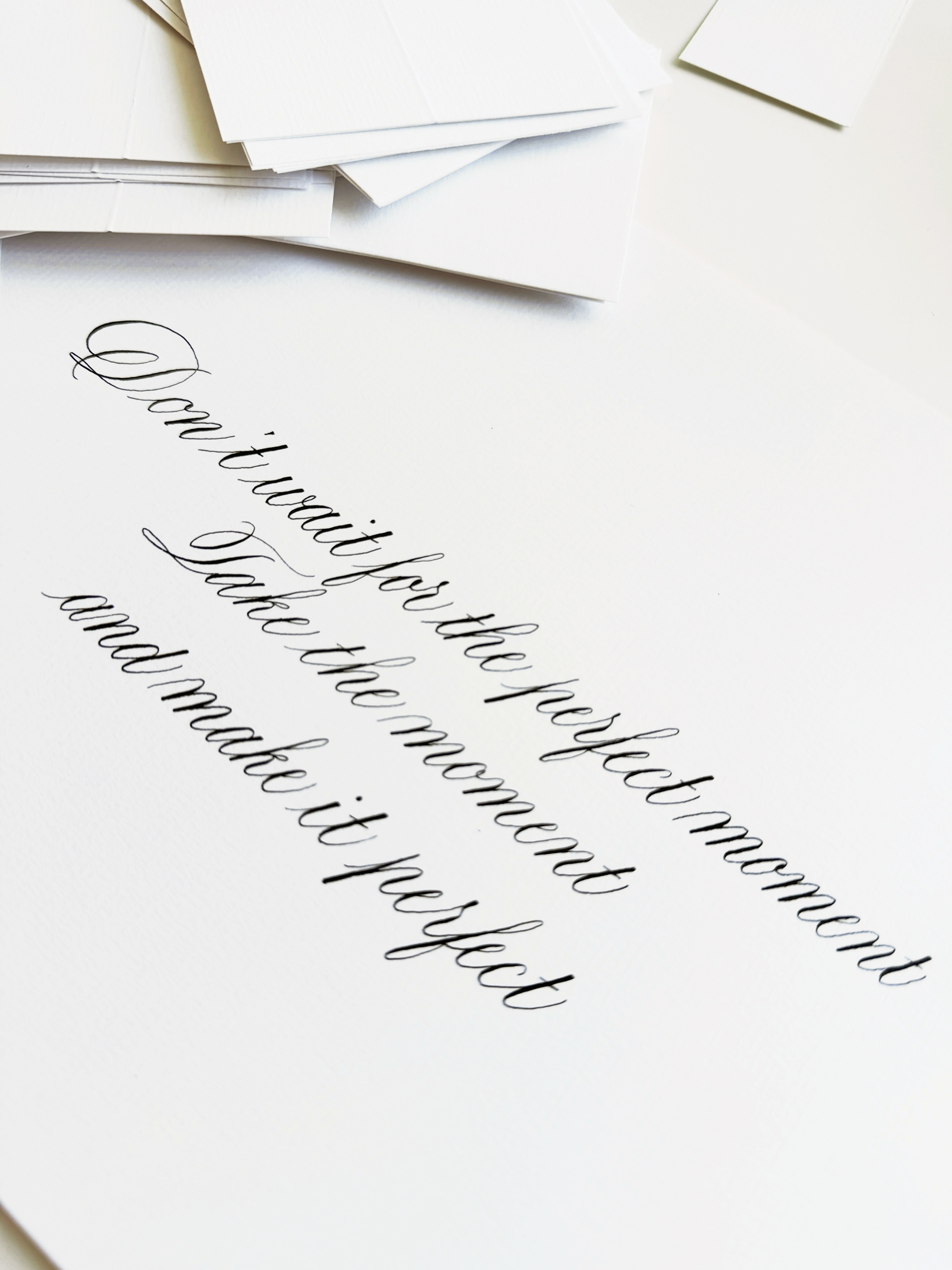 Calligraphy quote in my interpretation of the classic Copperplate script ✌🏼
If you’ve taken a class with me, you’ll know that I teach Copperplate script according to the rules first. It creates clarity and gives you a solid foundation.
But once you really have the script under your fingers, you can start to play with it and make it your own. You might notice that the proportions between my main strokes, ascenders, and loops are a bit different. My ovals are slightly narrower and more pointed. I give the lower loops a subtle S-curve, and with the upper loops I keep the loop itself light while giving the main stroke a bit more visual weight. Why? Well… simply because I can 🤓
My style is always evolving. The foundation stays the same, but I keep varying the details. So there’s a good chance it will look a little different again in a few years.
Curious to develop your own style? Join one of my classes and start with a strong foundation.
Als je bij mij op les bent geweest, weet je dat ik je het Copperplateschrift eerst volgens de regels aanleer. Dat zorgt voor duidelijkheid en geeft je een stevige basis.
Maar zodra je het schrift goed onder de knie hebt, kun je ermee gaan spelen en het echt eigen maken. Zie je bijvoorbeeld dat de verhoudingen tussen mijn rompen, stokken en lussen net even anders zijn? Mijn ovalen zijn wat smaller en spitser. De onderlussen geef ik een subtiele S-curve, en bij de bovenlussen houd ik de lus zelf licht, terwijl het rompgedeelte juist wat meer gewicht krijgt. Waarom? Tja… gewoon, omdat het kan 🤓
Mijn stijl blijft zich ontwikkelen. De basis blijft hetzelfde, maar in de details varieer ik. Grote kans dus dat het er over een paar jaar weer nét iets anders uitziet. ✌🏼
Interesse in het leren van Copperplate en het ontwikkelen van je eigen stijl? Schrijf je in voor een van mijn lessen en leg een stevige basis.
#lerenkalligraferen #kalligrafie #kalligraferen #copperplatecalligraphy #copperplatescript