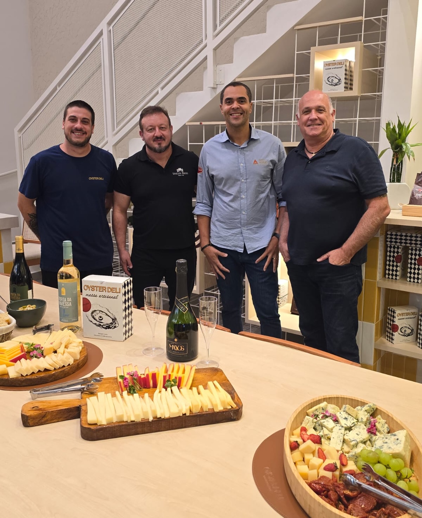 Mais uma noite que vai muito além de vinhos e queijos.
Em parceria com a @vinicolabasso reunimos conhecimento, curadoria e experiência à mesa com Pedroso, o sommelier Sérgio e Marcos da @oysterdelicatessen , um encontro pensado para quem valoriza sabores, combinações, aprendizados e bons ingredientes.🍷🧀
#MaisMinas #VinhosEQueijos #ExperiênciaGastronômica #FoodService