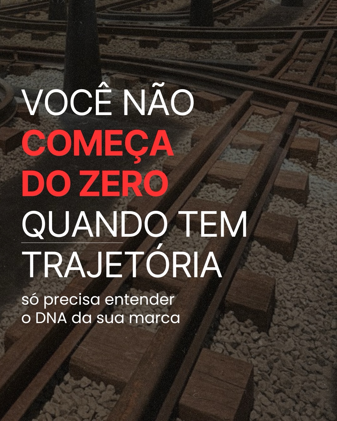 Você pode estar começando agora no digital, mas não está começando do zero.
A sua trajetória já formou repertório, critério, visão de mundo e uma maneira própria de enxergar o que faz.
O que talvez ainda falte é clareza sobre o que essa trajetória precisa comunicar.
Quando você não olha para o seu DNA de marca a sua presença é comunicação no digital fica confusa.
Você aparece, mas sente que ainda não transmite a mulher que se tornou.
Por isso, antes de buscar formatos, referências ou fórmulas, olhe para a raiz.
A sua comunicação precisa nascer do que você construiu e não do que o mercado diz que você deveria copiar.
Autoridade não se inventa. Autoridade se traduz.