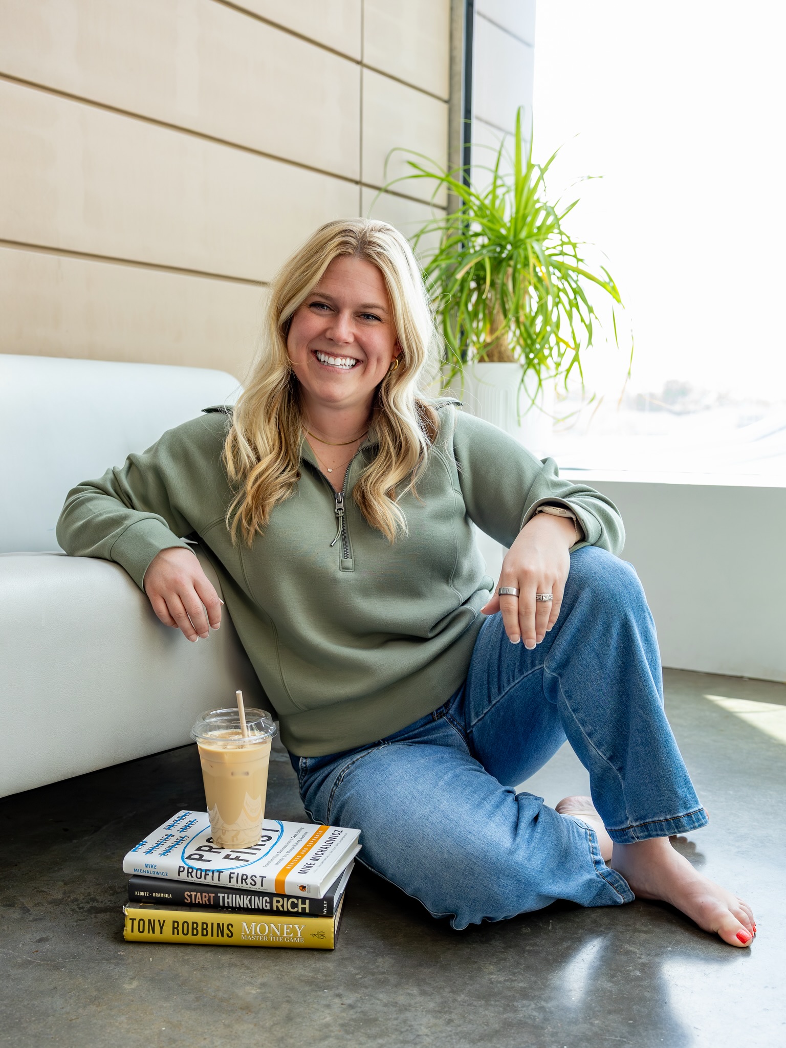 ✨ 3 things we’re obsessed with (in no particular order):
1. Molly
2. Molly
3. Molly
📸 enjoy this sneak peek of our insanely fun session with @bookkeepingbymolly this past week. We love our girl 🥹🩷
