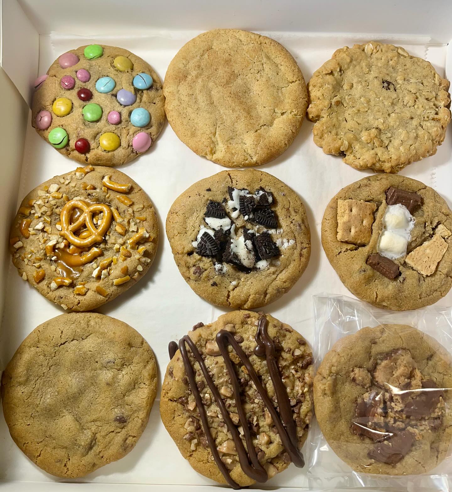 A wedding sampler box! Complimentary, I might add. If you are potentially going to spend hundreds of dollars with a business for your wedding, why should you have to pay for the samples? This is a box of our customer’s favorites: m&m, snickerdoodle, oatmeal raisin, caramel pretzel, cookies ‘n cream, s’mores, chocolate chip, heath bar crunch, and chocolate chip with peanut butter cups! Contact me if you’re planning a wedding for the later part of this year. (And don’t pretend now, just to get some free cookies!) 😂❤️