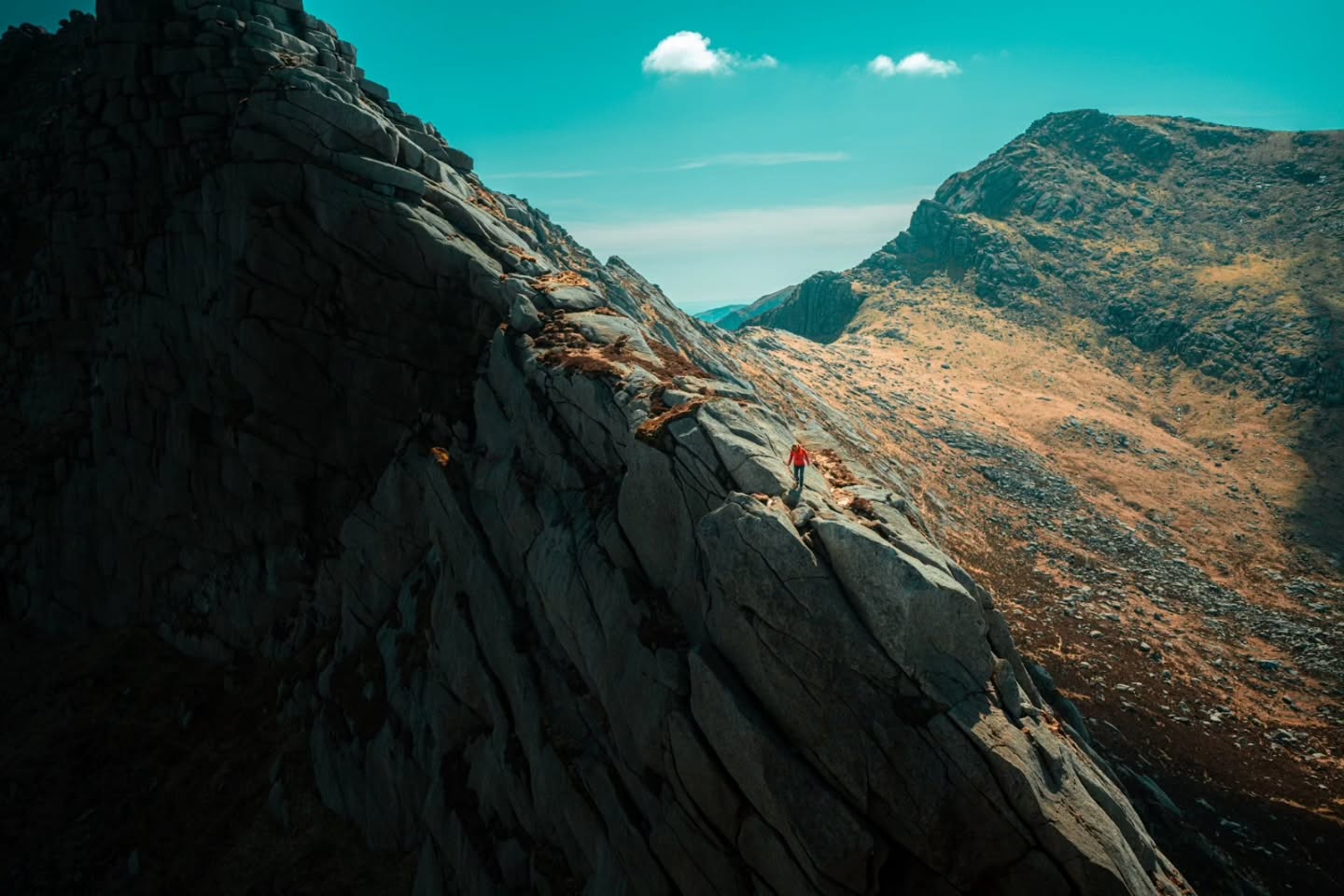❓️What’s my ‘typical month’ look like?
Each month is a little different, but here’s what I got up to in April ⤵️
🧗🏽♀️ A few days teaching learn to lead on trad
👀 Observing and giving feedback for a trainee RCDI teaching mock students
📋 Running an RCI training and RCI assessment
👨👩👧👦 A few family trad and outdoor boulder days
🪢 Problem solving and ropework skills days
⛰️ A day for @topcumbria Women’s Hill Skills in West Cumbria
🤸🏾♀️🧗🏿♂️ Some trad coaching, working on movement and tactics to improve trad leading
🏝 I also squeezed in a week off, and visited the Isle of Arran for the first time in glorious weather!
It’s nice to be fully stuck in to climbing work again now for the summer. Although my work is mostly climbing related, there's still so much variety and I'm never bored! This May will be similar, but I will be doing a bit more guided trad climbing, as well as an RCDI assessment and working at the @arcteryxuk Lakeland Academy in Langdale.
📸 Pic 1 of the A' Chir ridge by @g.foz.foster 😍