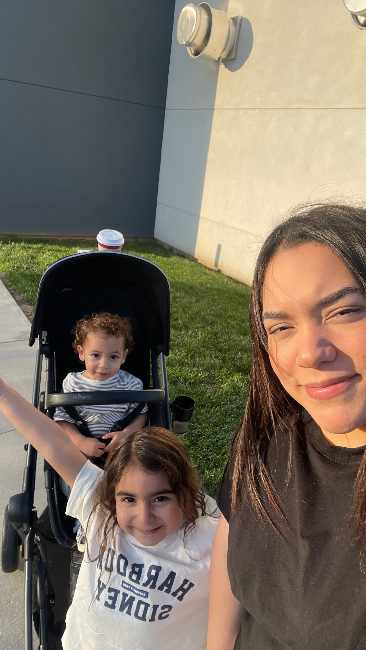Mamás que trabajan desde casa… ¿se identifican? 🥹
No nos damos cuenta de lo fuertes que somos.
A veces llegan pensamientos como “hoy no hice nada” o la culpa de “debería pasar más tiempo con mis hijos”…
Pero la realidad es que lo estás haciendo bien 🤍
#maternidadreal #vidademama #momreels