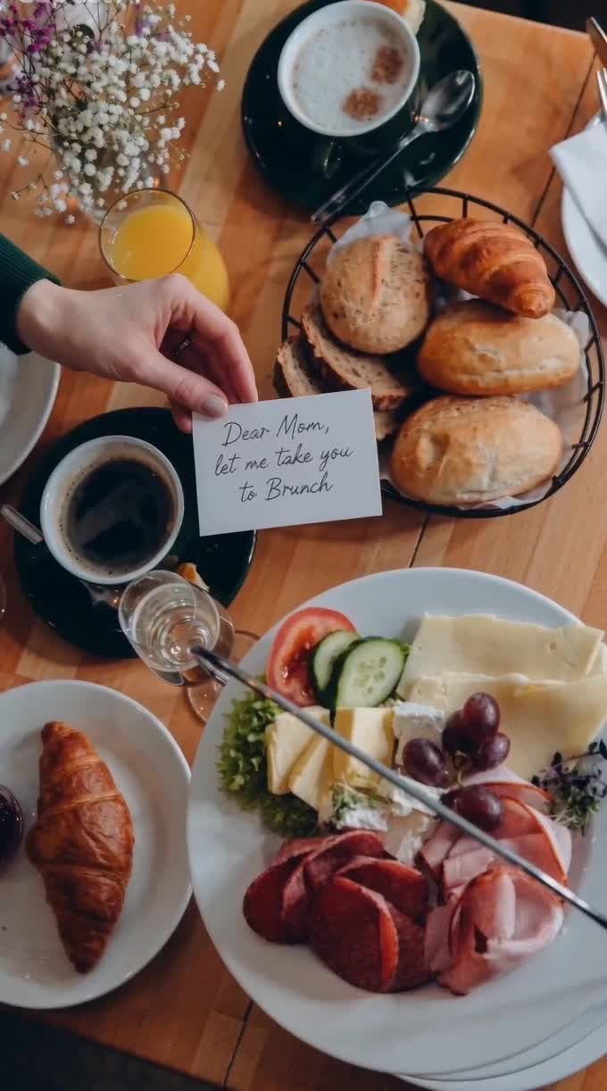 Dear Mom, let me take you to brunch.
Am 10. Mai ist Muttertag – die perfekte Gelegenheit, gemeinsam Zeit zu verbringen.
Ob Frühstück, ein Stück Kuchen am Nachmittag oder ein entspanntes Mittagessen – im Kaffeehaus findet jeder Moment seinen Platz.
Reserviert euren Tisch ganz einfach online und macht den Tag ein bisschen besonderer.
Info: Das verwendete Video wurde mithilfe von KI aus einem Frühstücksbild aus dem Kaffeehaus animiert. 💛