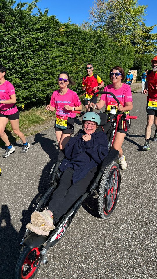 Les 24 heures de Malades, c’est terminé… et quelle aventure incroyable ! ✨
24 heures à courir jour et nuit en relais joëlette, du coucher au lever du soleil, avec des sourires partout : coureurs, accompagnants, personnes en situation de handicap… Une vraie vague d’émotions et de solidarité ❤️
Aux Foulées de Beauregard, on court ensemble, on partage, on est solidaires 💪
Et surtout, on court pour une belle cause : soutenir le Centre Germaine Revel et contribuer à améliorer le confort des patients et les soins 🙏
Merci à tous pour cette énergie et ces moments inoubliables !
@24h_de_malade
#Solidarité #Joëlette #FouléesDeBeauregard #24hDeMalades