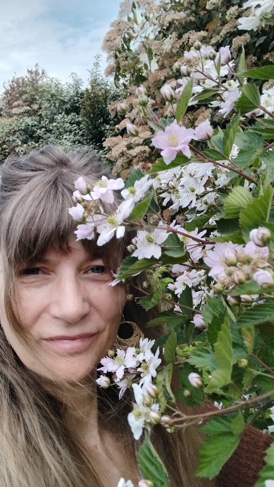 Beltane appelée "veille de mai" est une période propice où les arbres se chargent d'énergie pour les futurs fruits (merci à mon joli mûrier qui va me donner de beaux fruits cet été), les cultures s'épanouissent, c'est aussi la période où on honore l'Amour dans tout le monde du vivant on le remarque avec les animaux,le printemps est appelé la saison des Amours 🥰
C’est une fête où l'on célèbre la nature généreuse alors n'hésitez pas à profiter d'elle et de la douceur des températures
Avec toute ma gratitude
Sandrine
Sensoria Sagesse de Femme
#nature #instantpresent
#gratitude #pleineconscience #sensoriasagessedefemme