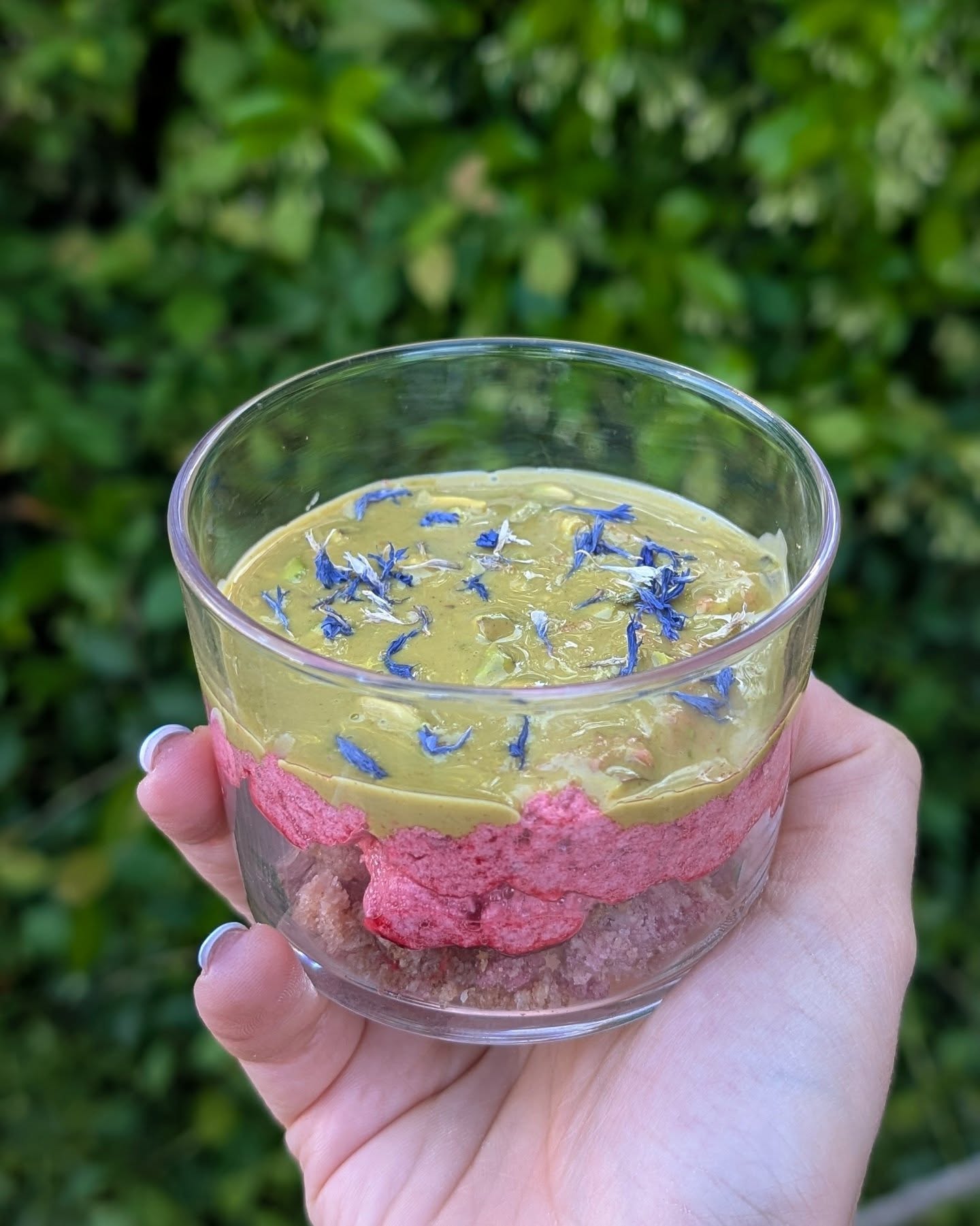 Per festeggiare la primavera e l'arrivo dell'estate abbiamo pensato a un dolcetto fresco, colorato, con un bel mix di consistenze e sapori ✨
Una mousse leggera al lampone su base di biscotti gluten free con topping al pistacchio, granella di pistacchio e fiorellini edibili 🪻
🌱 Vegan & gluten free
Sweet Beltane è in edizione limitatissima solo questo fine settimana 🔖
Aspetta, abbiamo un regalo per te!
Fino a domenica 3 trovi la carrot cake e gli strawberry roll a prezzo ridotto fino a esaurimento scorte 🍓 Sono gli ultimissimi giorni per provarli!
Buon primo maggio!
📍 Nox&Hop - viale Ivo Montagni 190 Limite sull'Arno (FI)