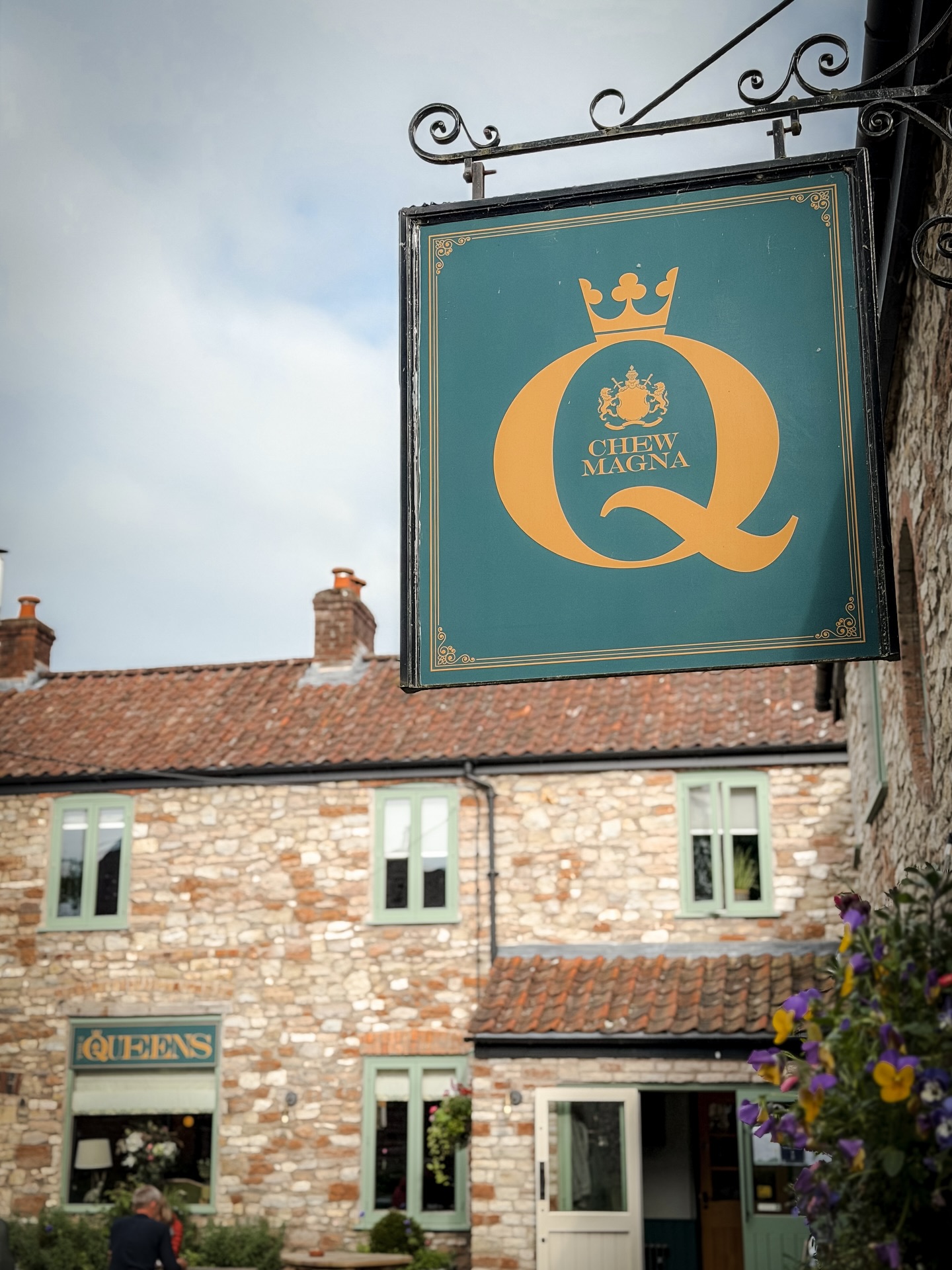 Bank holiday Monday at The Queens ✨ Lunch served 12–3, bar open until 6pm. See you soon!