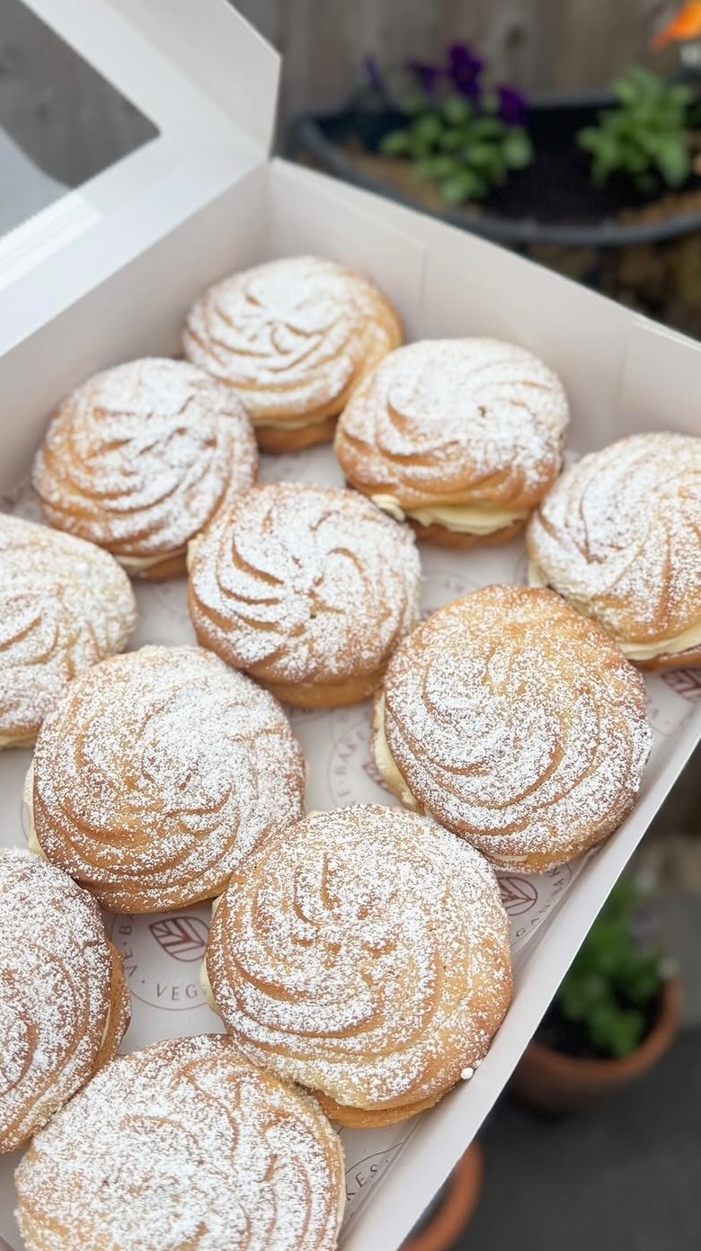 So hard to predict numbers and decide how much to bake 😵💫🙈 too much or too little!?! I don’t want to disappoint but I don’t want to be left with loads after 😭
If you’re hoping to come on Saturday let me know!
Top of Sadlergate opposite old Lloyds bank is where you’ll find me from 10.30am