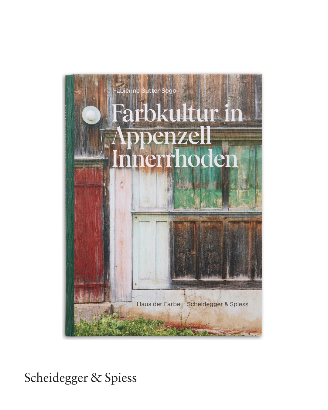 Farbkultur in Appenzell Innerrhoden. Die Farbigkeit von Appenzeller Häusern in der Streusiedlung und im Dorf
Die Farbigkeit der Häuser im Appenzellerland ist als charakteristisches Identifikationsmerkmal von hohem kulturellem Wert. In der malerischen Landschaft mit der typischen Streusiedlung, in der das Bauernhaus direkt im Wiesland steht, erfolgt über die Fassadenbemalung eine direkte, farbliche Verbindung zur Natur. Das Zusammenspiel von Natur und Architektur war dank einem beschränkten Angebot von Anstrichstoffen und Pigmenten lange Zeit selbstverständlich. Mit dem Aufkommen von streichfertigen Produkten in scheinbar unendlicher Farbpalette ist dieses Gleichgewicht jedoch nicht mehr immer gegeben. Dieses sorgfältig recherchierte Buch bietet praxisorientierte Vorschläge für eine reiche und im regionalen Kolorit verankerte Weiterentwicklung der traditionellen Farbigkeit der Appenzeller Häuser in der Streusiedlung und im Dorf. Es sensibilisiert für das traditionellerweise feine Zusammenspiel verschiedener Farben, das in gekonnter Weise kontrastreich ist, ohne dominant zu sein.
Farbkultur in Appenzell Innerrhoden ist ebenso eine Dokumentation fragiler und malerischer Oberflächen wie ein Plädoyer für meisterhaftes Handwerk.
***
Von Fabienne Sutter Sogo
Herausgegeben vom Haus der Farbe
@hausderfarbe
Gestaltet von Barbieri Bucher
@barbieribucher
Mit Fotografien von Christoph Gysin
@christoph_gysin_bs
Gedruckt von der Wolfensberger AG
@wolfensbergerag
#hausderfarbe #scheideggerspiess #farbkulturai #lokalkolorit #appenzellinnerrhoden