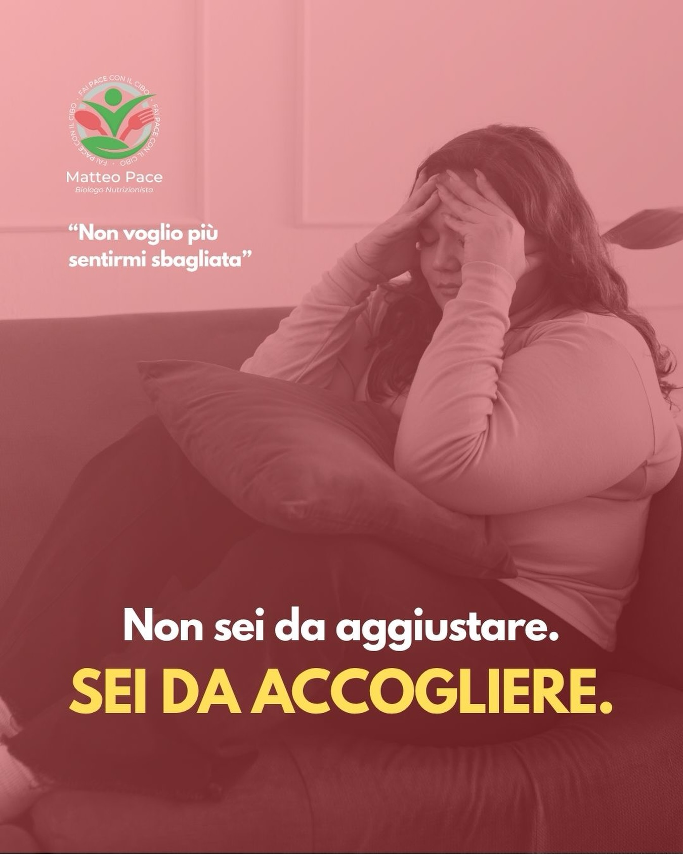 Anni di diete, commenti sul corpo e regole rigide ti hanno convinta che, se non riesci a controllarti sempre, il problema sei tu. 🫵🏻
Se per anni ti sei sentita “di troppo”, “troppo grande”, “troppo affamata”, “troppo emotiva”, è normale che la soluzione ti sembri cambiare te stessa a tutti i costi. Ma non sei un progetto difettoso da sistemare.
Se vivi ogni pasto con la paura di sbagliare, se ti giudichi per quello che mangi e pensi di valere solo quando “sei a dieta”, non hai bisogno di più controllo: hai bisogno di più accoglienza. 🫂
Fare pace con il cibo significa proprio questo: smettere di parlarti come faresti con il tuo peggior nemico e iniziare a trattarti come tratteresti una persona che ami davvero. 💚
#matteopace #biologonutrizionista #faipaceconilcibo #accettarsi #dieta